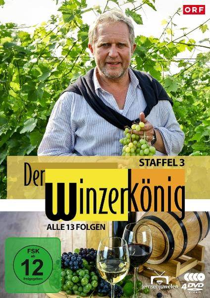 Mann im Weinberg hält Trauben. Staffel 3 von Der Winzerkönig.