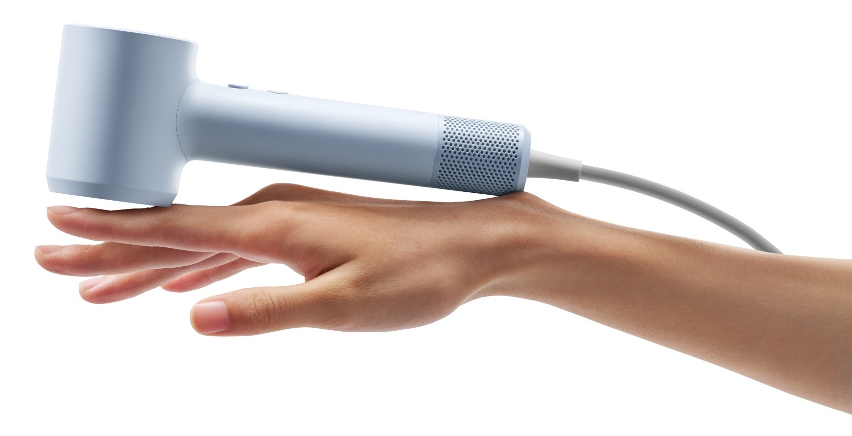 Jasnoniebieskie urządzenie spoczywa na dłoni z podłączonym kablem.