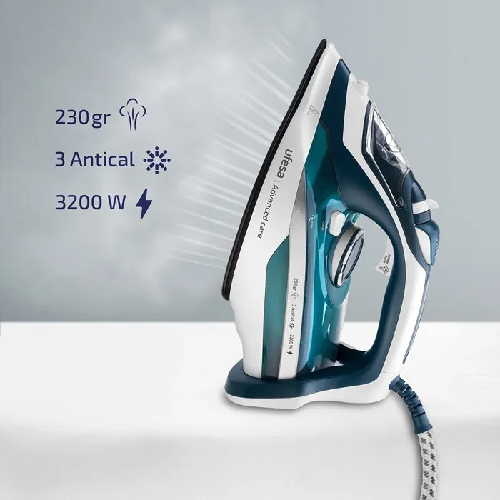 Modern vasaló 230g-mal, 3 vízkőmentesítővel és 3200W teljesítménnyel.