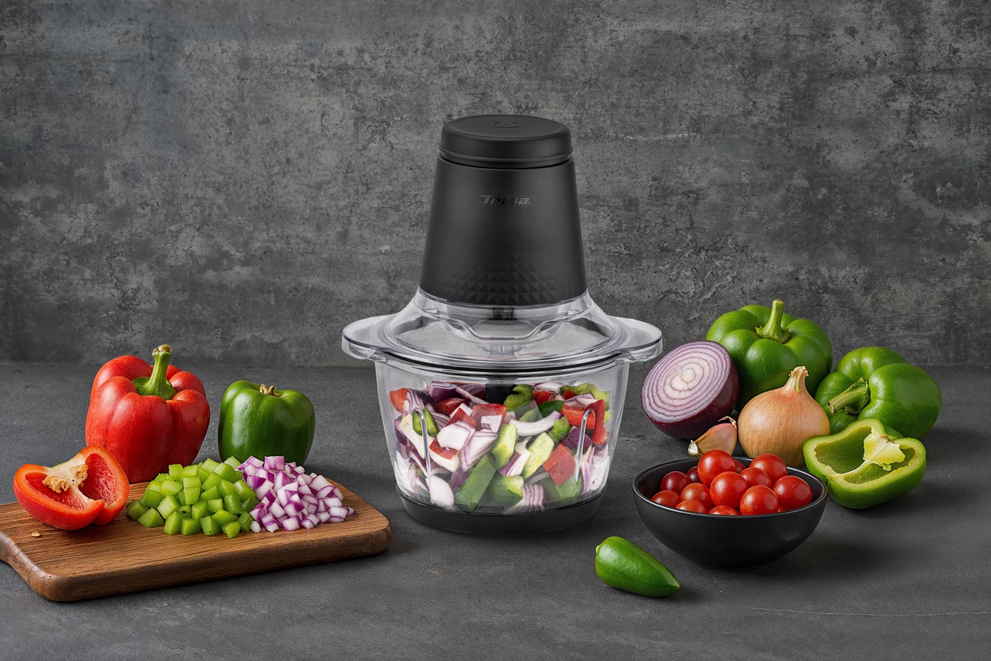 Ein Fleischwolf mit gehacktem Gemüse und ganzen und gehackten Paprika.