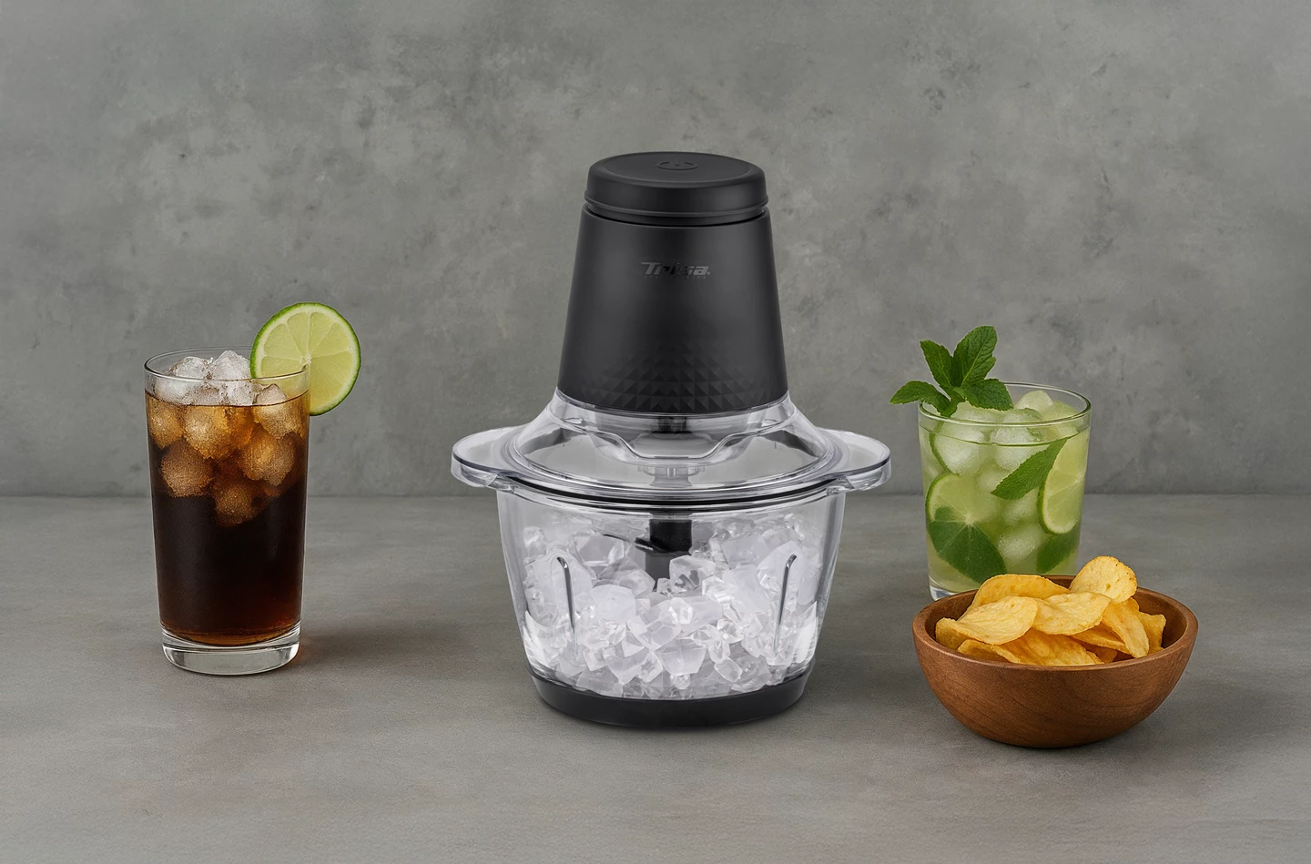 Ein schwarzer Mixer mit Eis, daneben zwei Getränke und eine Schale Chips.