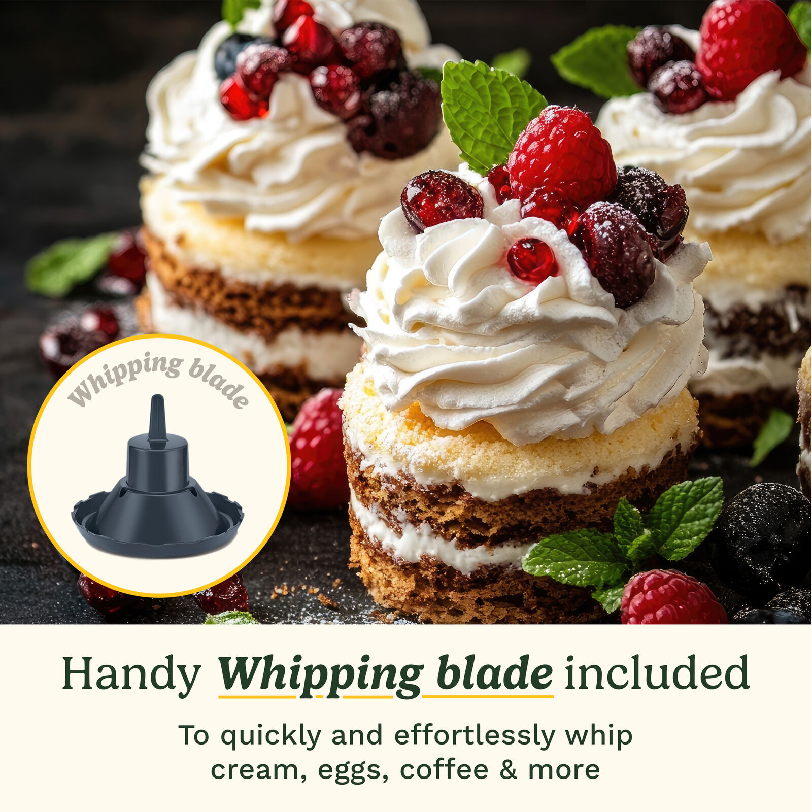 Kuchen mit Sahne und Beeren, zeigt "Whipping blade"-Aufsatz.