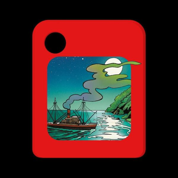 Dampfschiff fährt nachts unter Vollmond und Sternen an bewaldeter Küste.