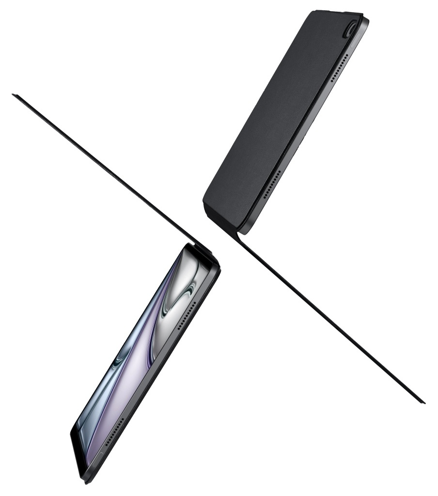 Czarny tablet z etui, leżący po przekątnej na białym tle.