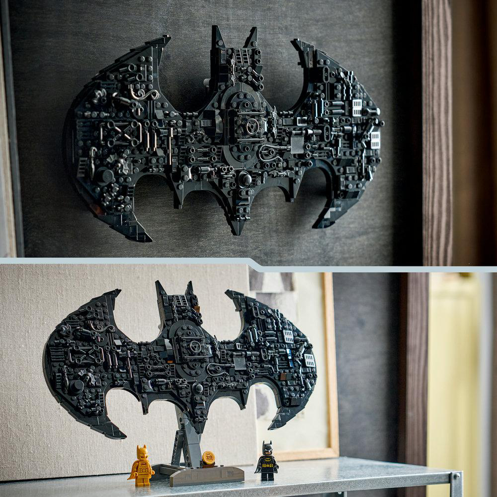 Dunkler, detailreicher Batman-Schriftzug, aus Lego-Teilen gefertigt, mit Figuren daneben.