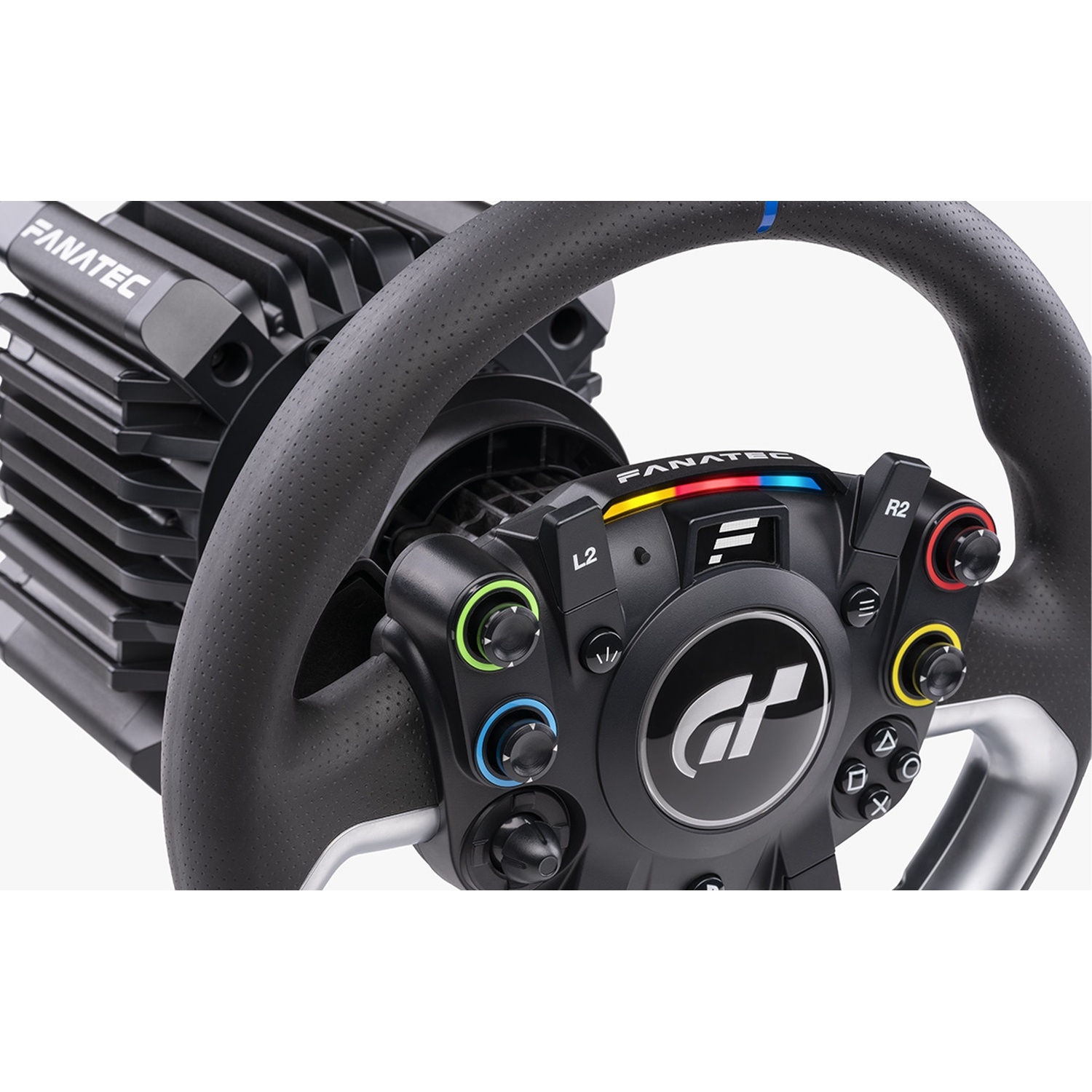 Un volante da corsa nero con accenti argentati e molti pulsanti.