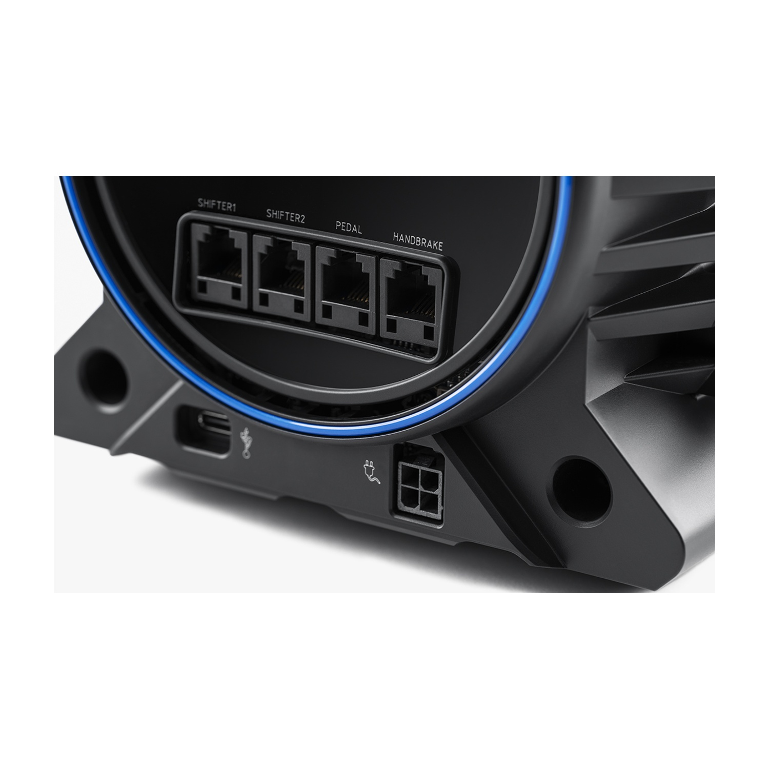 Dispositivo nero con porte per cambio, pedale e freno a mano. Connettore USB-C e alimentazione.
