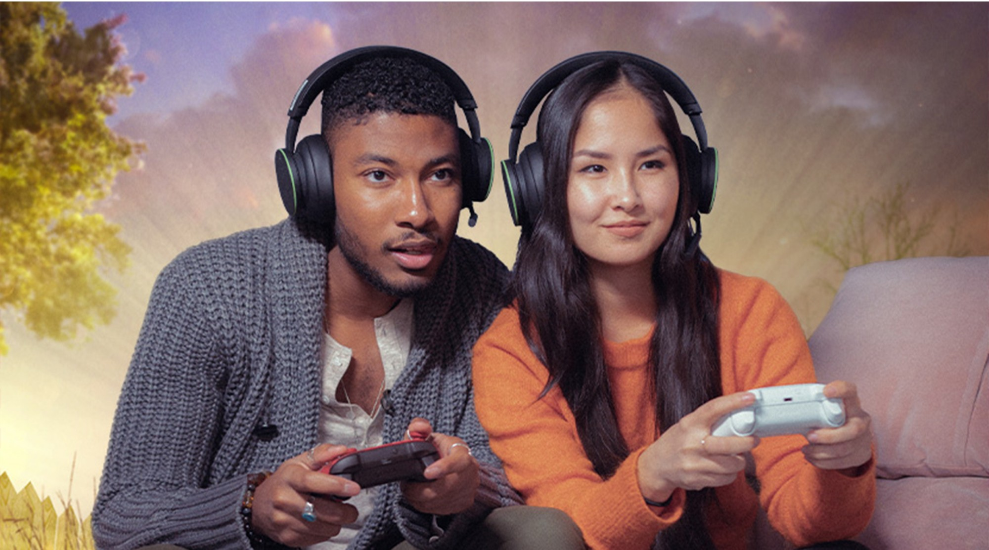 Ein Mann und eine Frau mit Kopfhörern spielen Videospiele mit Controllern.