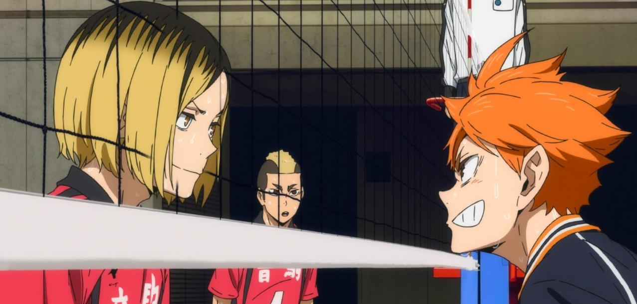 Zwei anime-Charaktere mit blonden und orangen Haaren blicken sich über ein Volleyballnetz an.