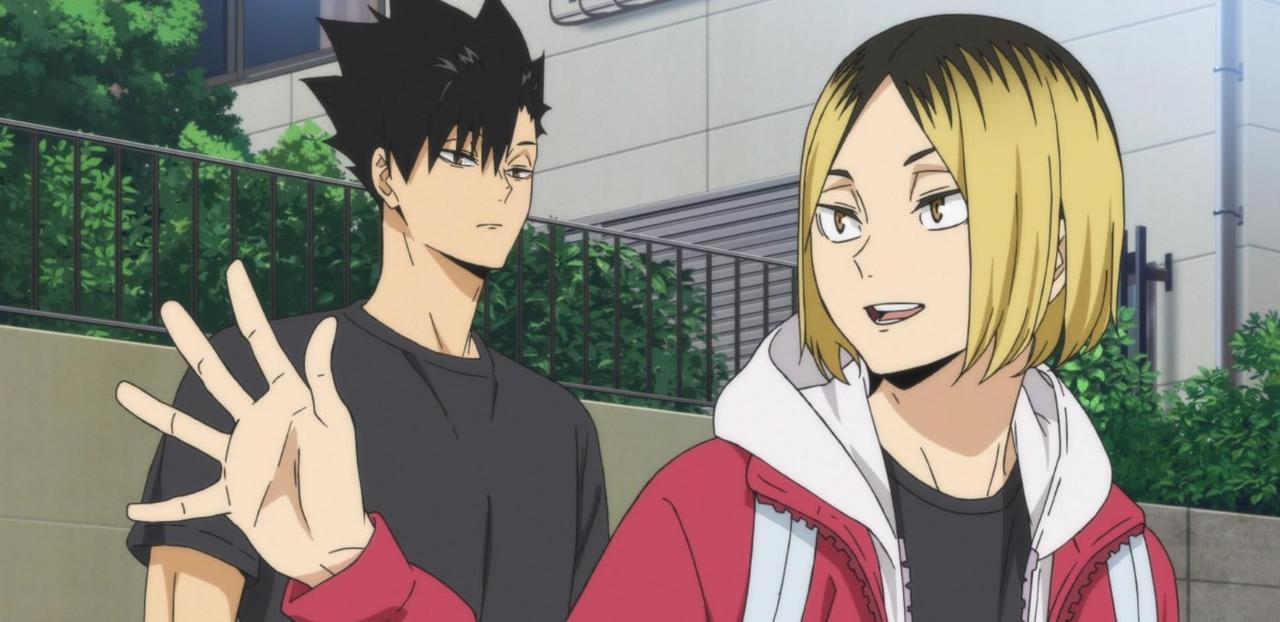 Zwei Anime-Jungen stehen draußen, einer mit schwarzen Haaren, der andere mit blonden.