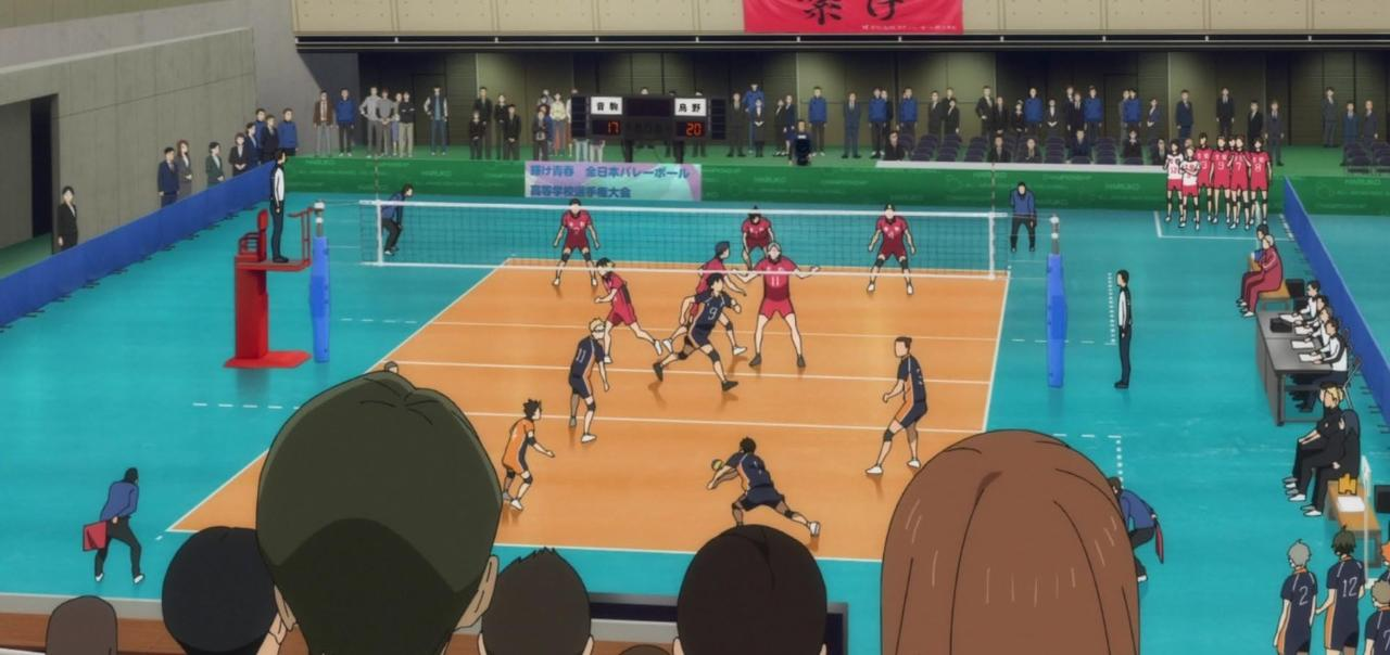 Ein Volleyballspiel in einer Halle mit Zuschauern und Schiedsrichtern.