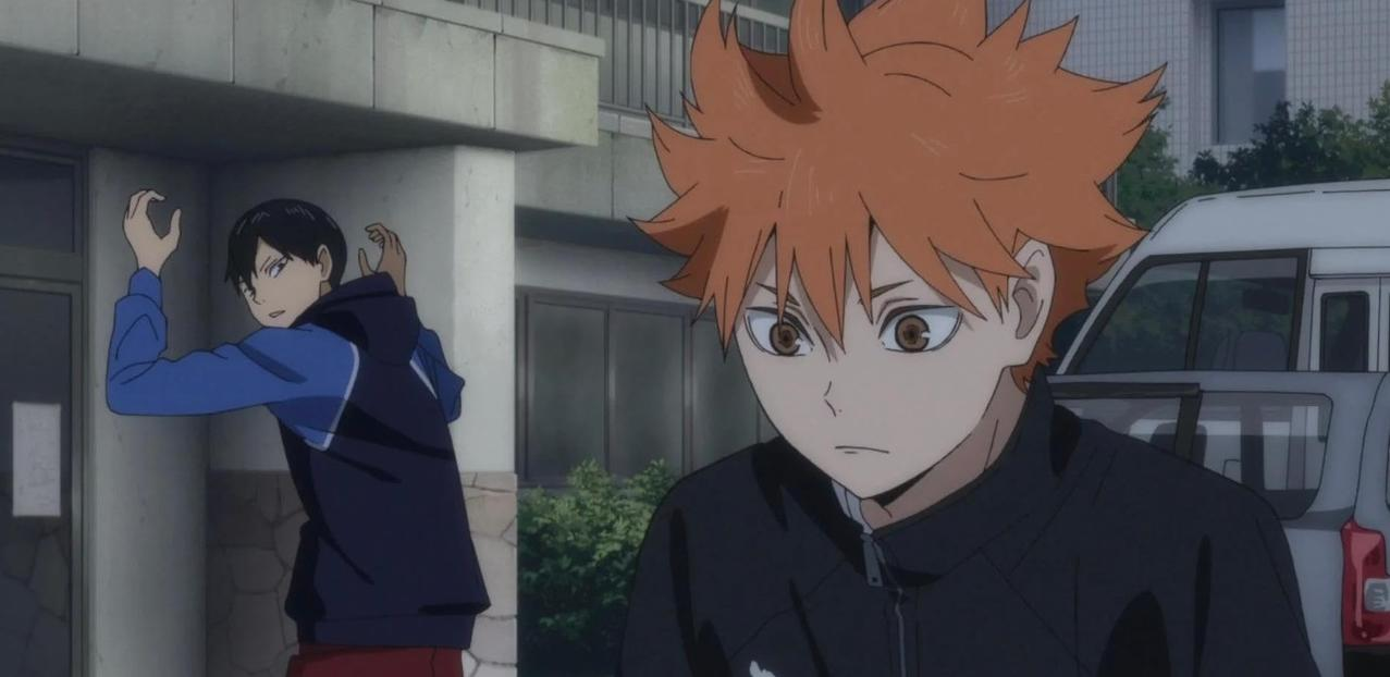 Zwei Anime-Jungen, einer mit orangefarbenen Haaren, stehen draußen. Ein Lieferwagen ist im Hintergrund.