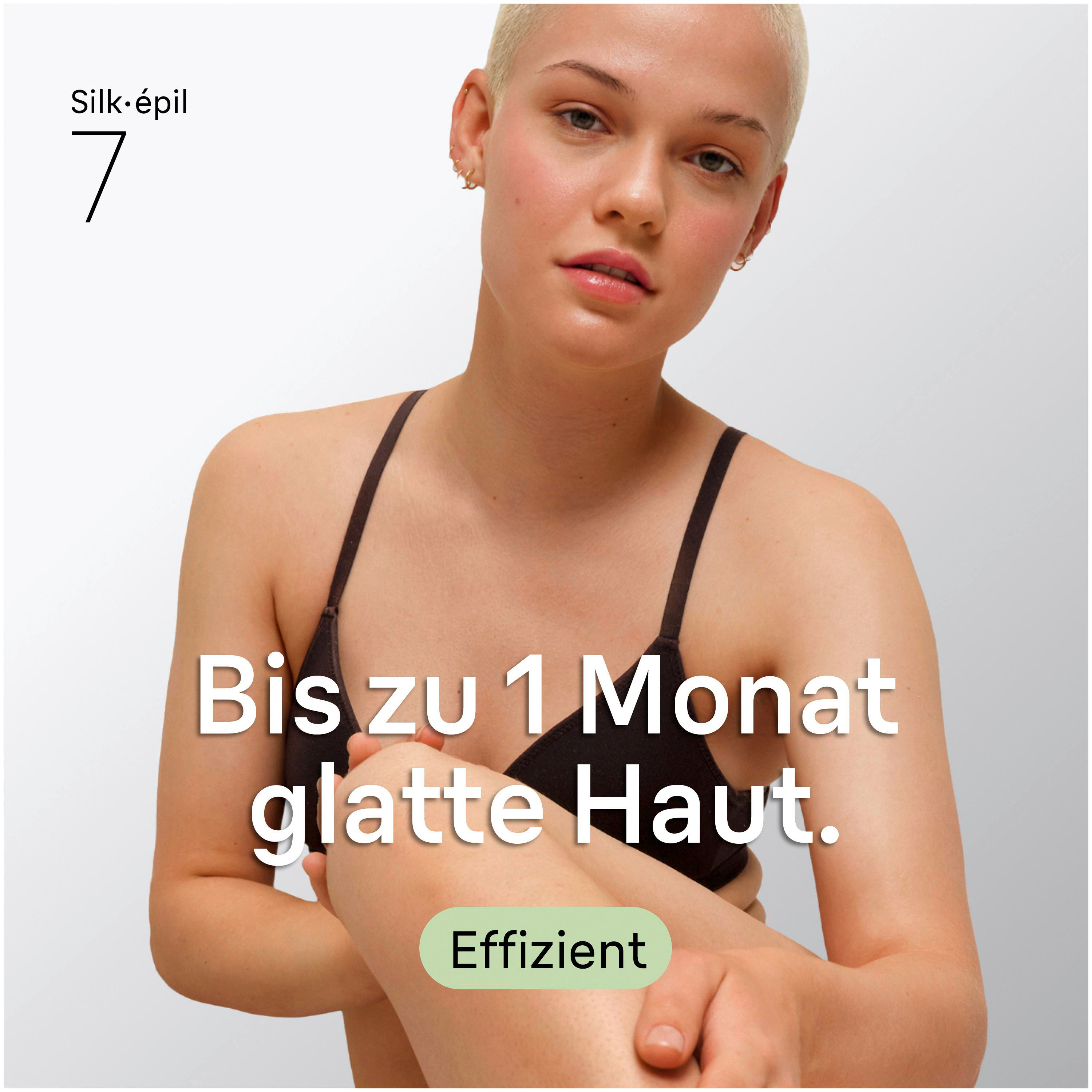 Frau mit kurzen Haaren in dunklem Top, Text: Bis zu 1 Monat glatte Haut. Effizient
