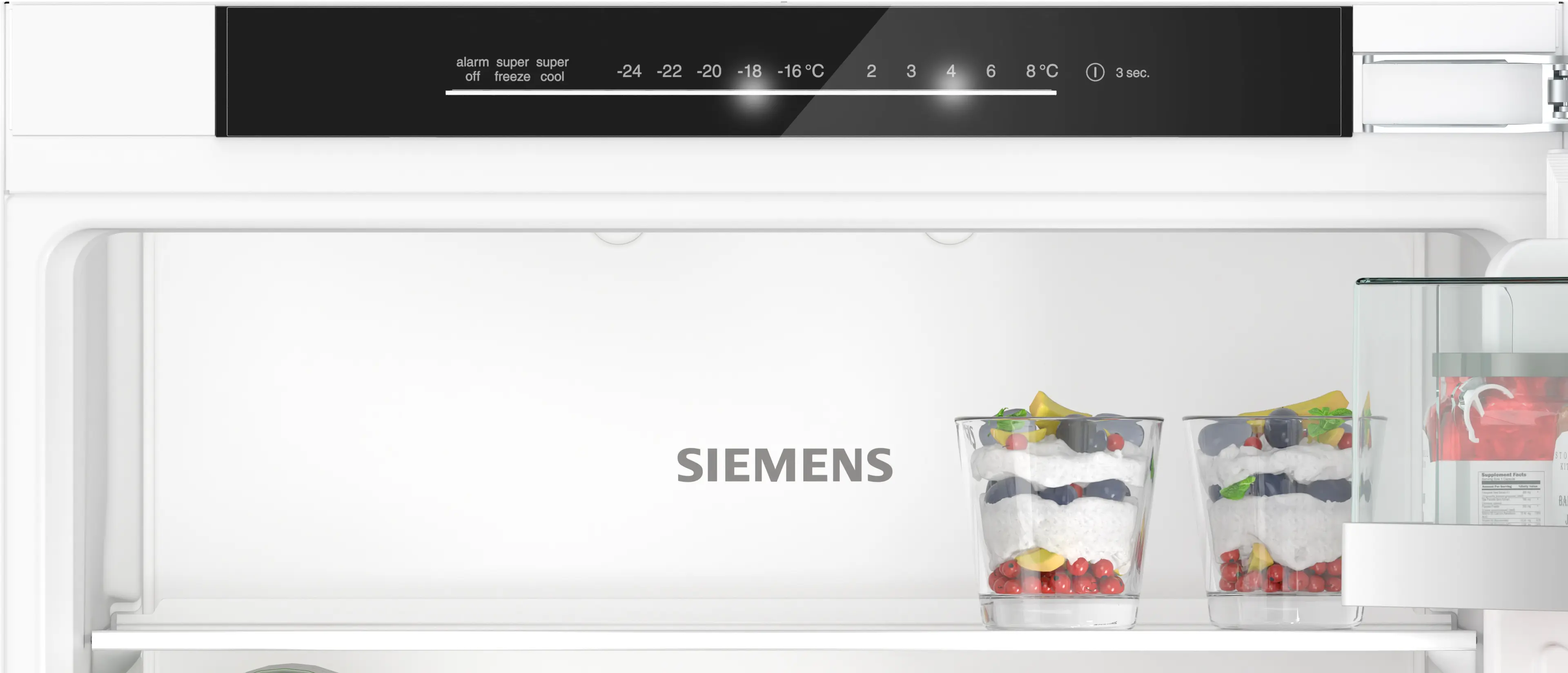 Interno frigorifero con logo SIEMENS e due bicchieri di dessert.