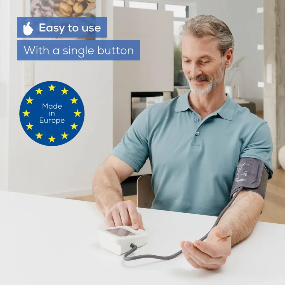 Uomo misura la pressione con un apparecchio. Facile, made in Europe.