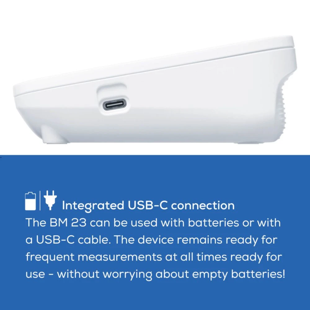 Weißes Gerät mit USB-C-Anschluss. Text erwähnt Batterien oder USB-C-Kabel.
