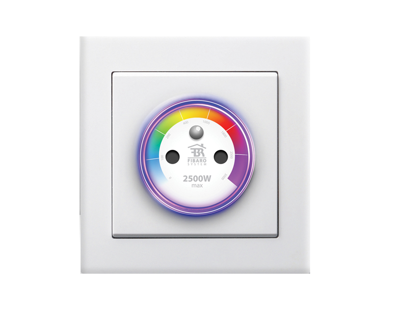 Weiße Steckdose mit farbigem Ring und Wattanzeige, maximal 2500W.