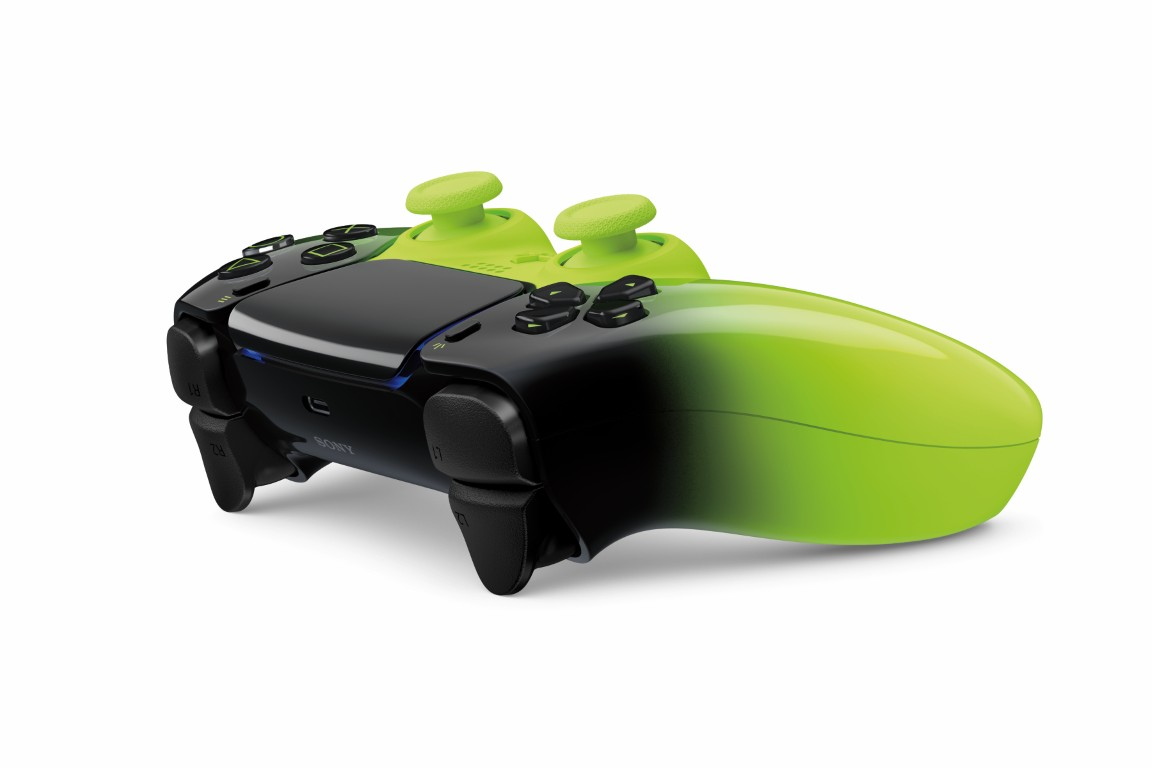 Czarny kontroler z zielonym gradientem, białymi przyciskami i joystickami.