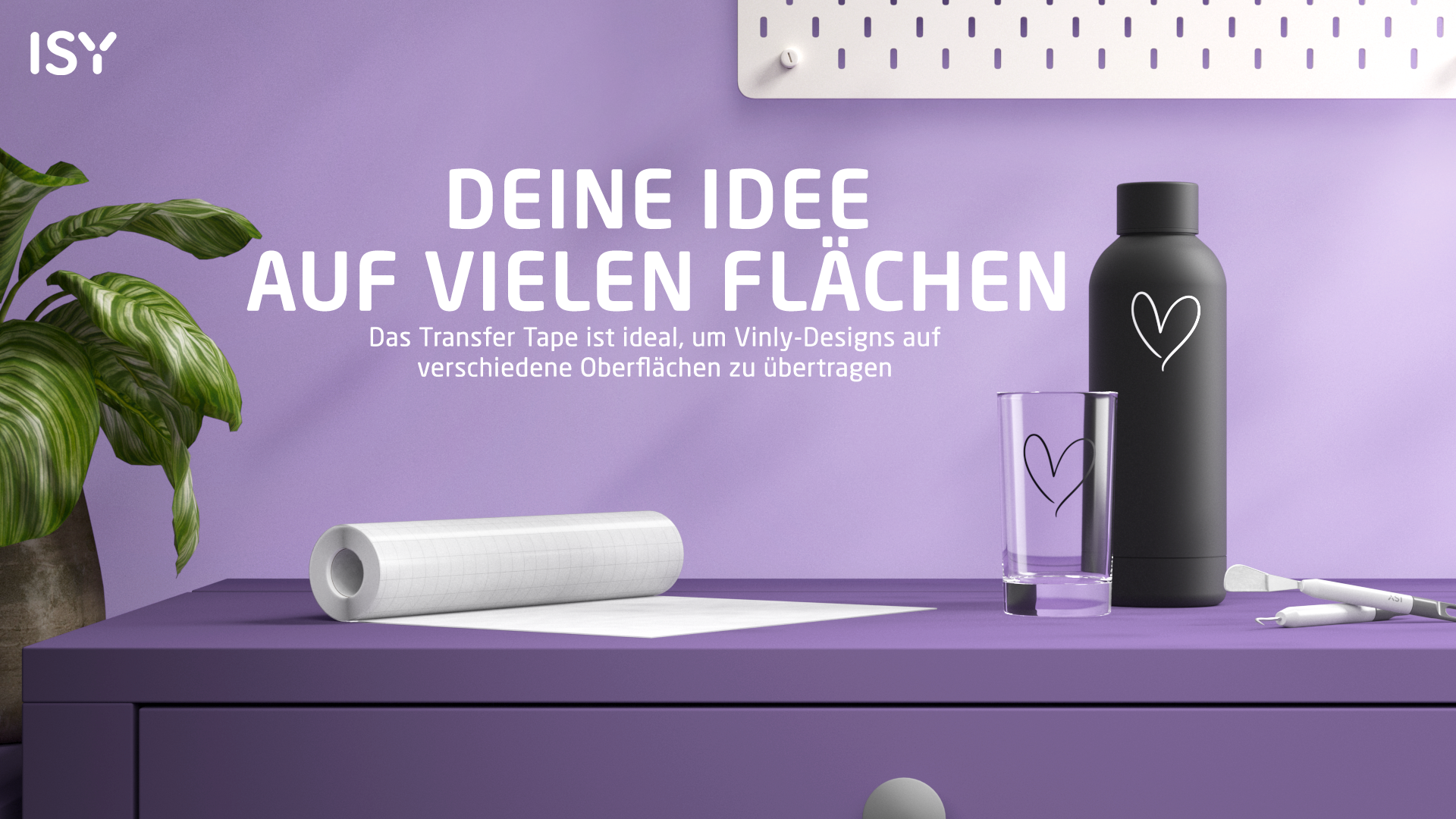 Eine schwarze Wasserflasche und ein Glas mit Herz-Design, Transferband und Pflanze.