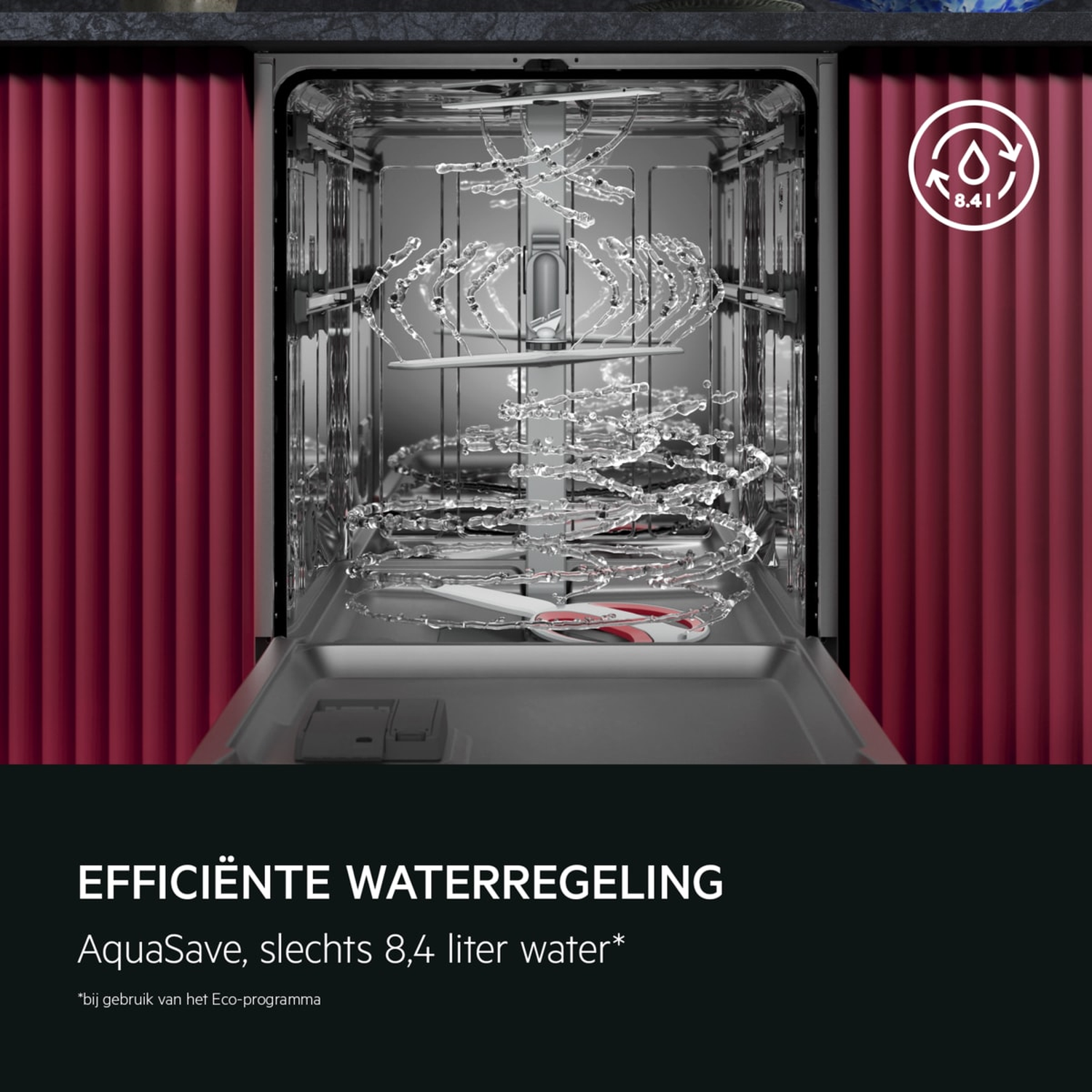 Vaatwasser interieur met sproeiarmen en rode deuren. Waterverbruik 8,4l.