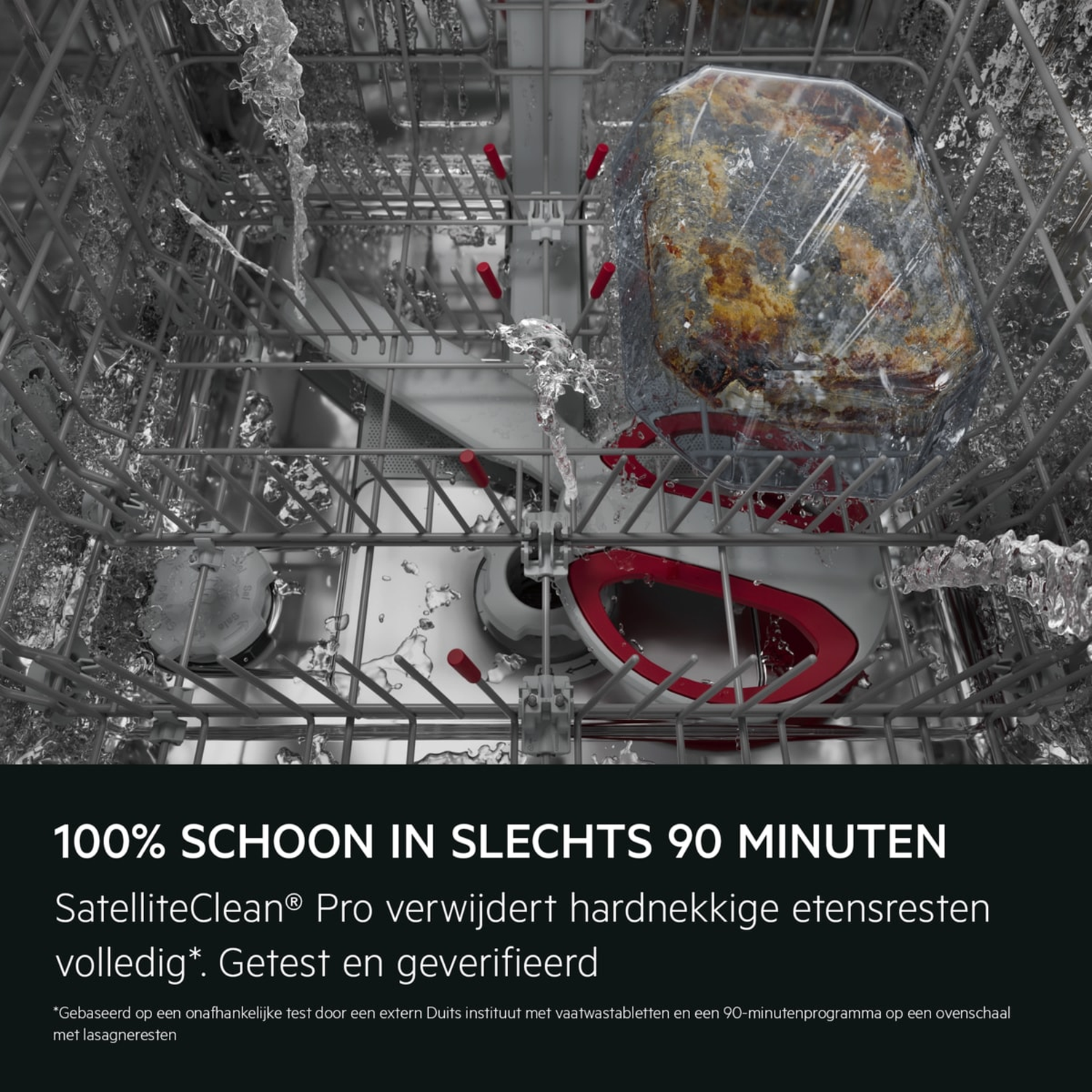 Een vies gerecht wordt besproeid met water in een vaatwasser.