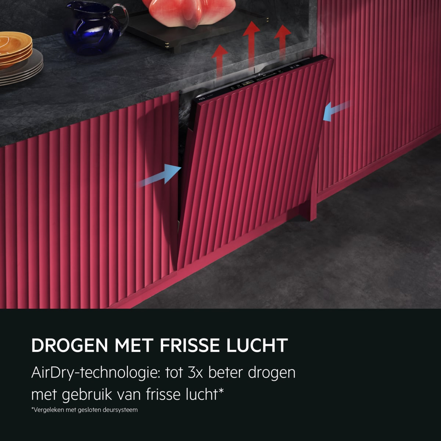 Vaatwasser met rode voorzijde, AirDry technologie toont luchtstroom.