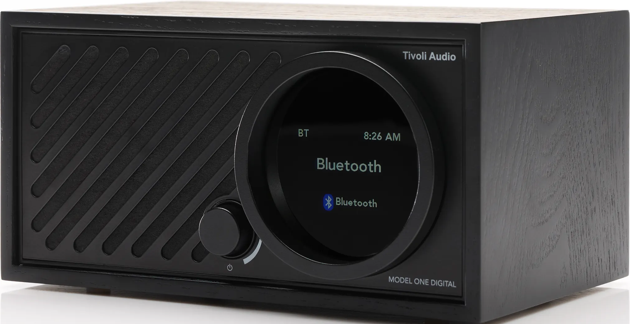 Ein schwarzer Tivoli Audio Digitalradio mit runden Display, das Bluetooth anzeigt.