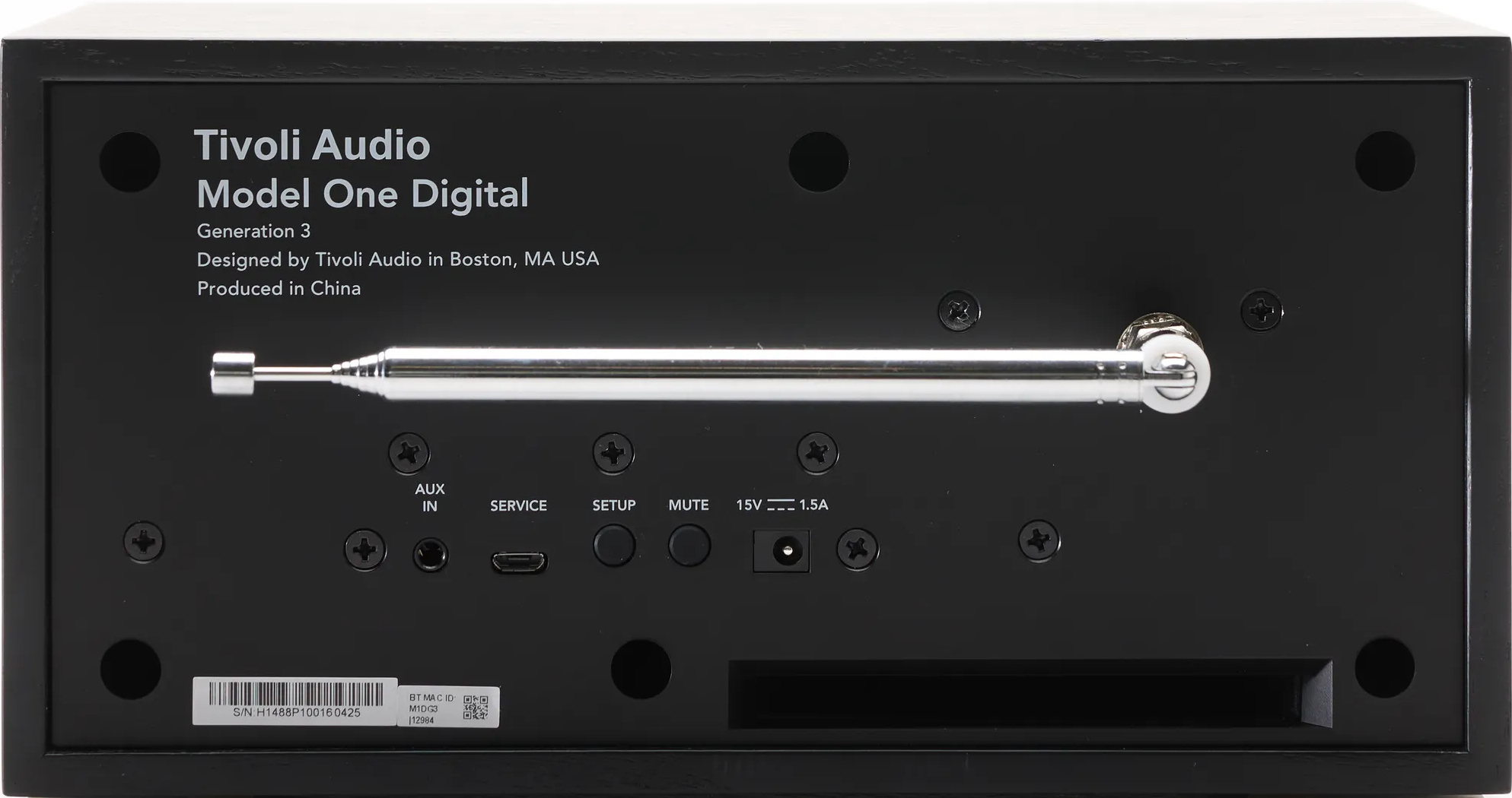 Rückseite eines schwarzen Tivoli Audio Model One Digital Radios mit Anschlüssen.