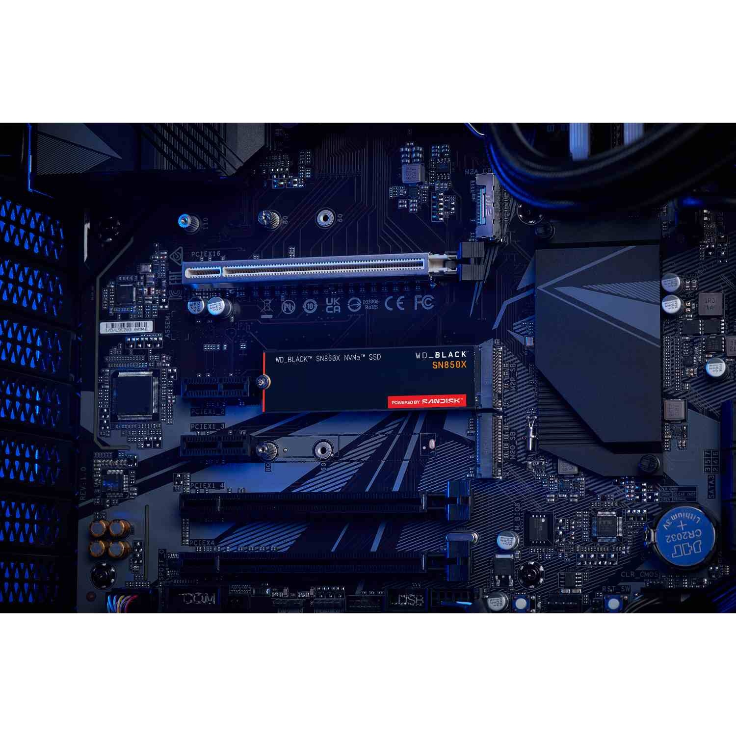 Un SSD avec dissipateur thermique est installé sur une carte mère.