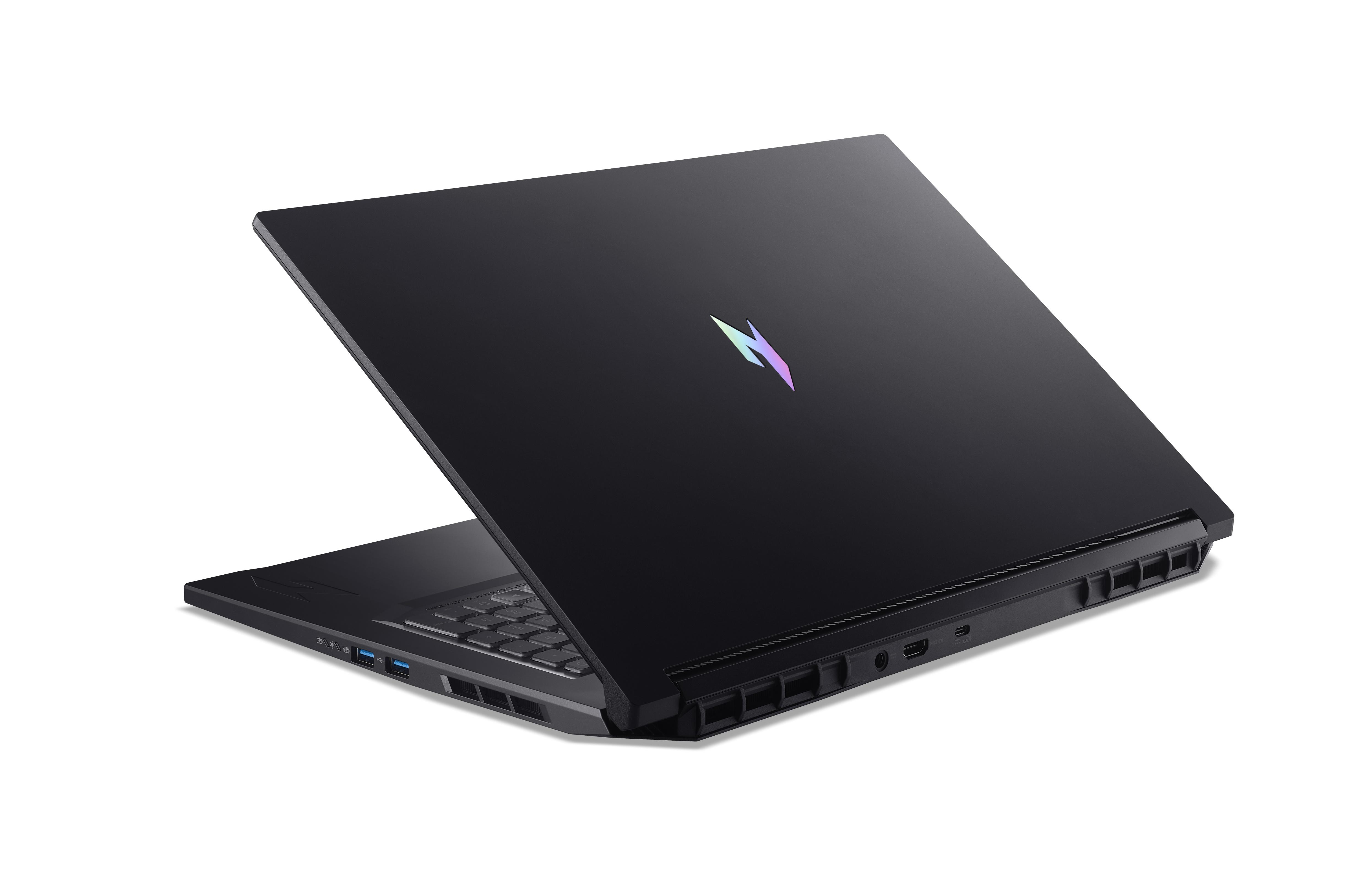 Schwarzer Laptop mit RGB-Logo und sichtbaren Anschlüssen.