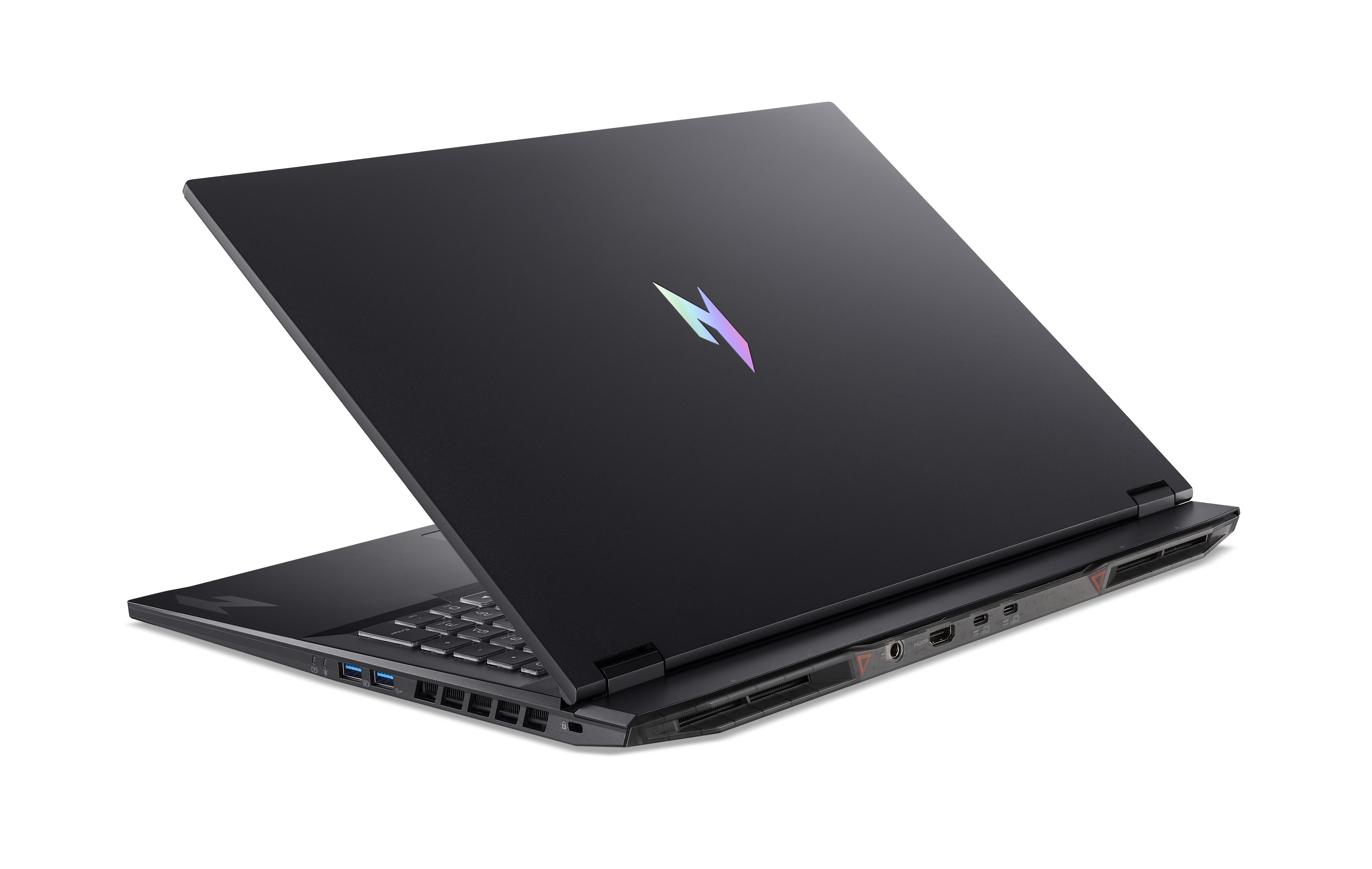 Schwarzer Laptop mit beleuchtetem Logo, geöffnet auf weißem Hintergrund.