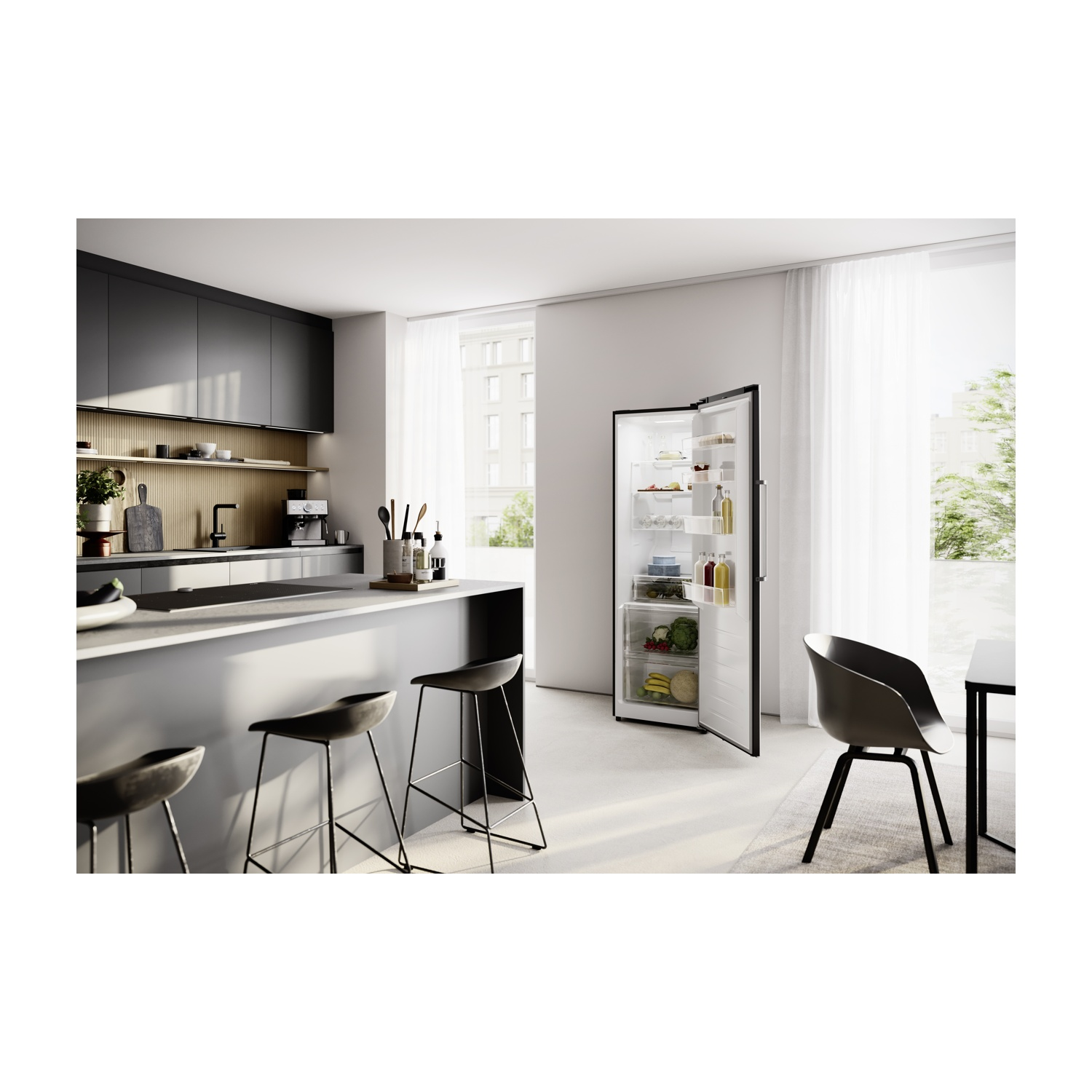 Cucina moderna con frigorifero aperto, sgabelli e sedia.