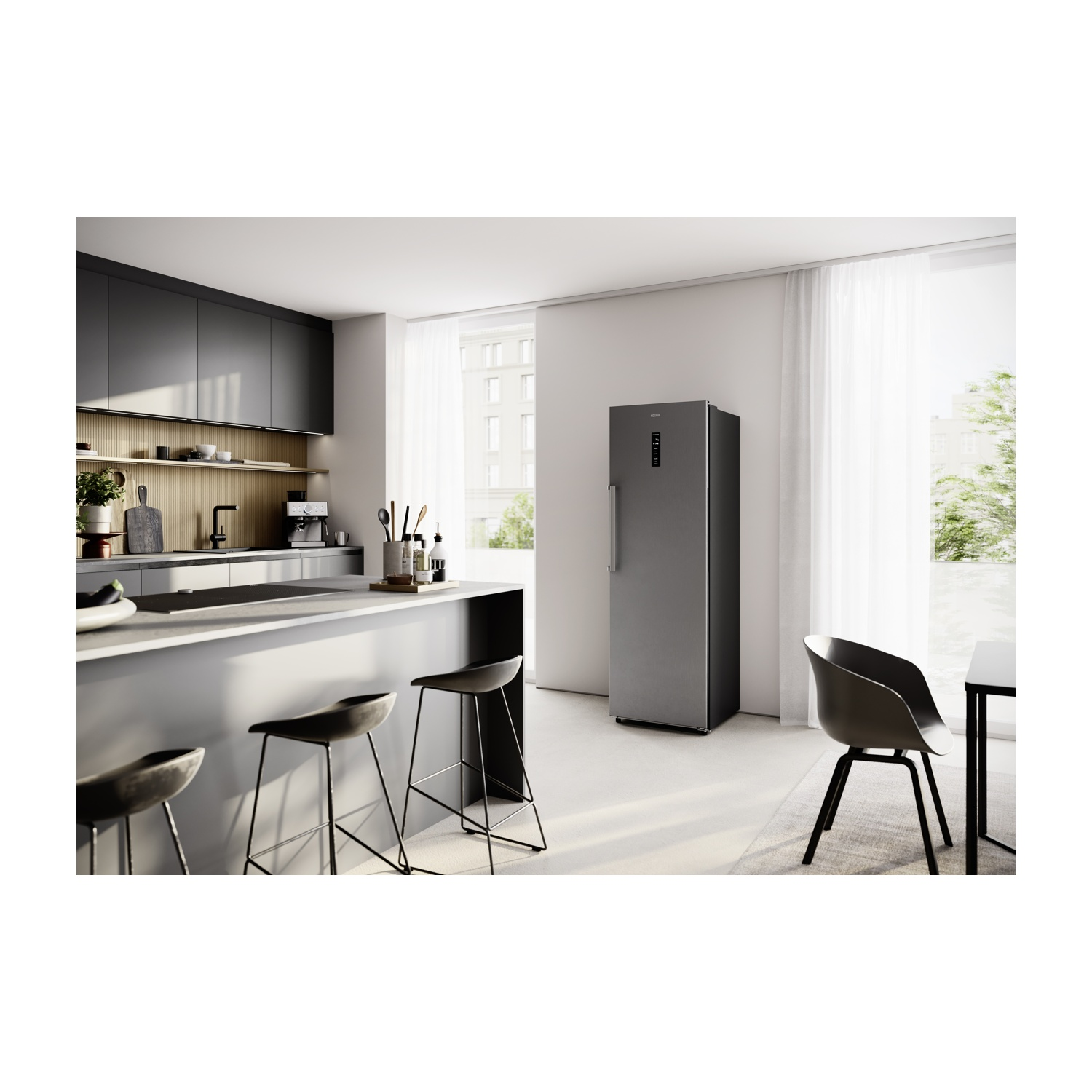 Cucina moderna con frigorifero grigio, bancone e sedie.