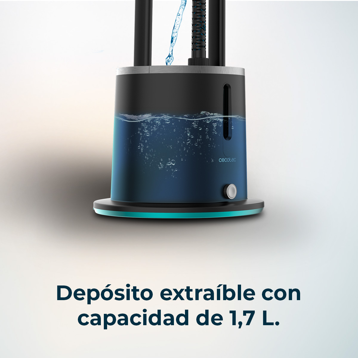 Depósito de agua azul de 1,7 L de capacidad, se está vertiendo agua.