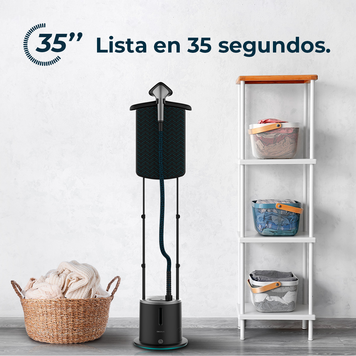 Un vaporizador con cesta de ropa y estante con cestas de ropa.