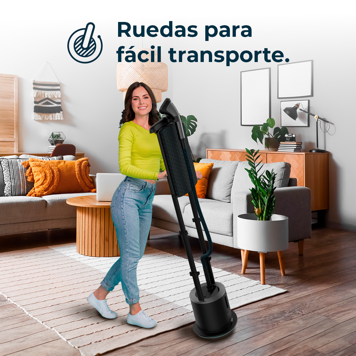 Una mujer con jeans y top amarillo está con un vaporizador en una sala de estar.
