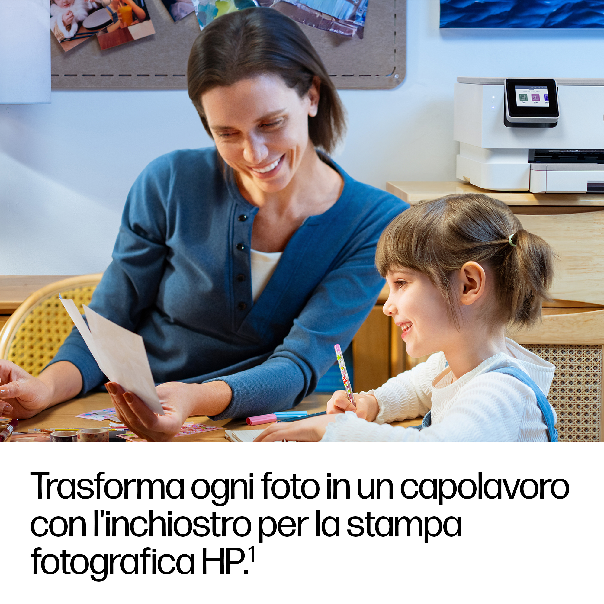 Donna e bambino seduti al tavolo. Stampante sullo sfondo.