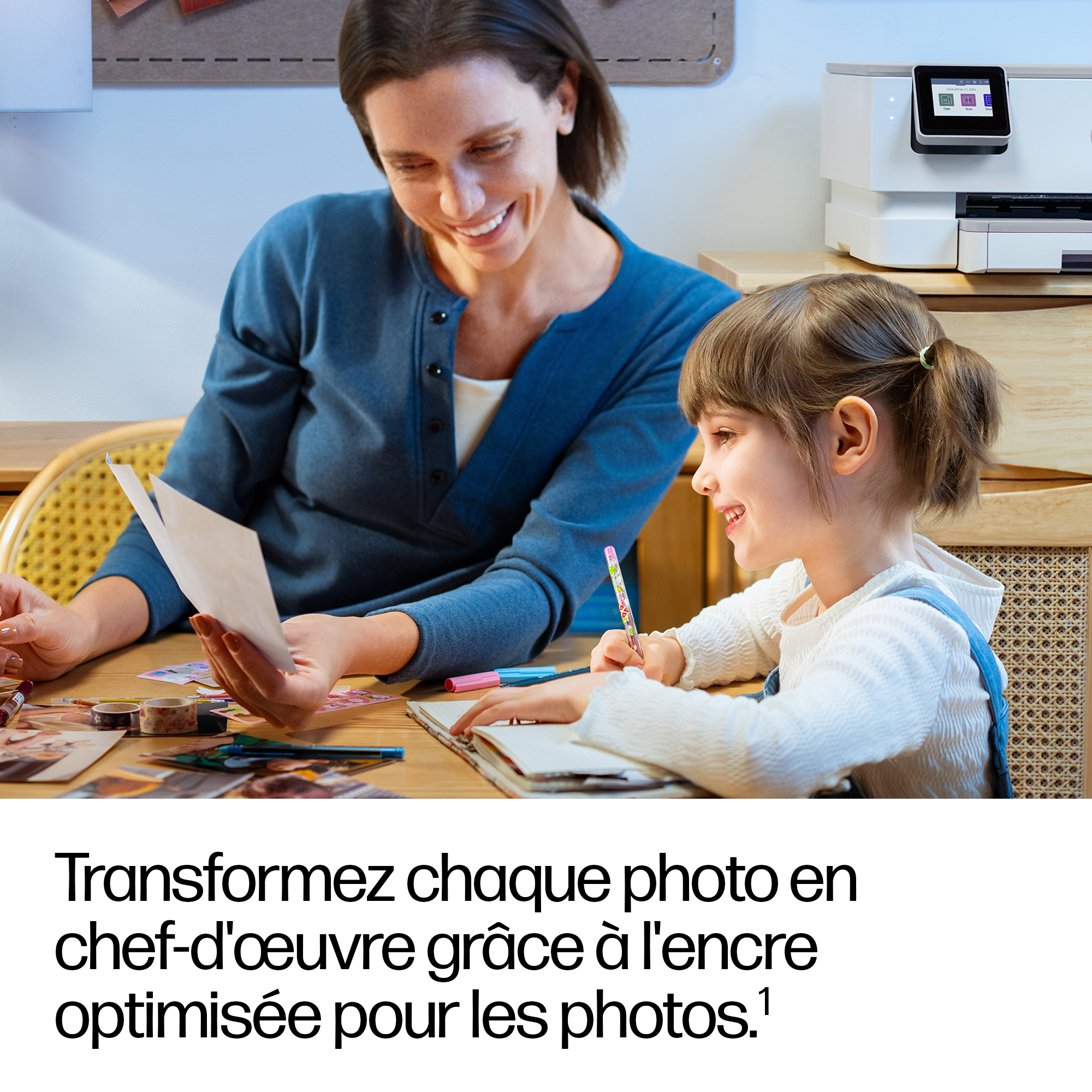 Une femme et un enfant bricolent à une table avec une imprimante derrière.