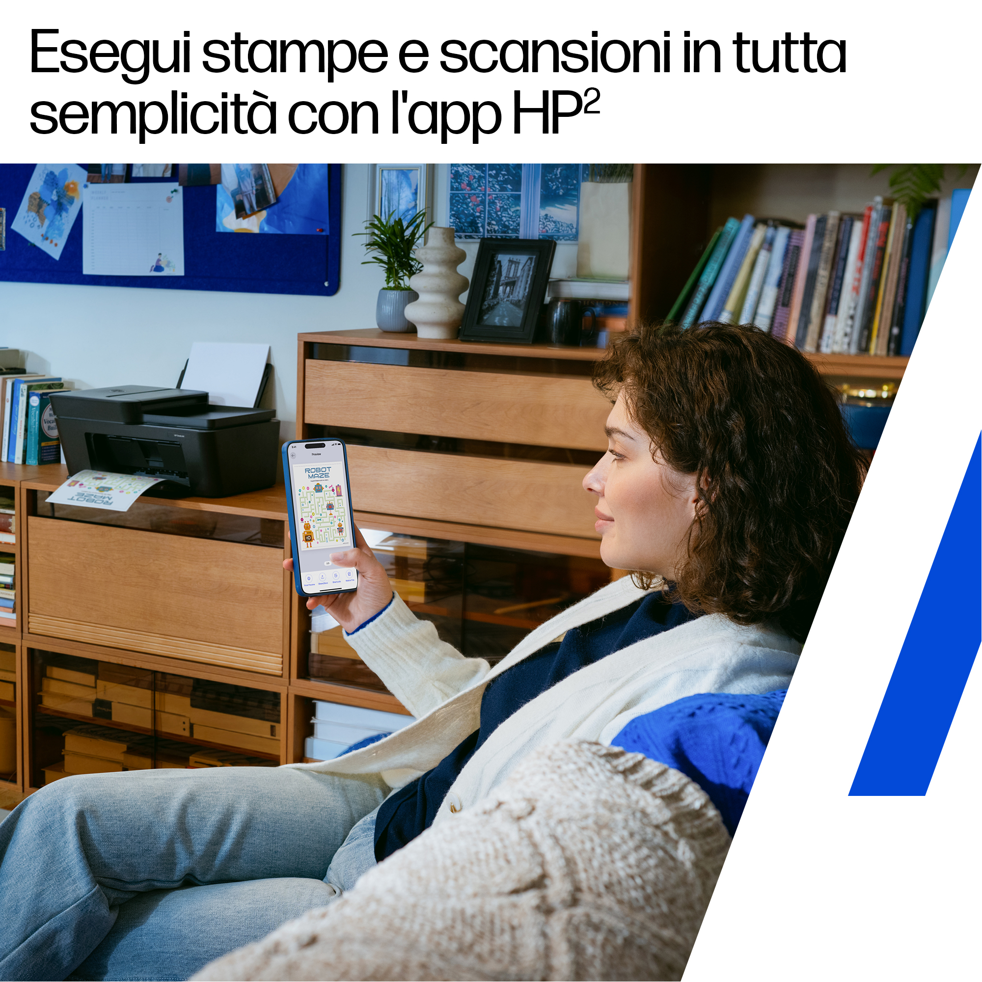 Una donna tiene uno smartphone con un'app di labirinto robot, mentre una stampante è vicina.
