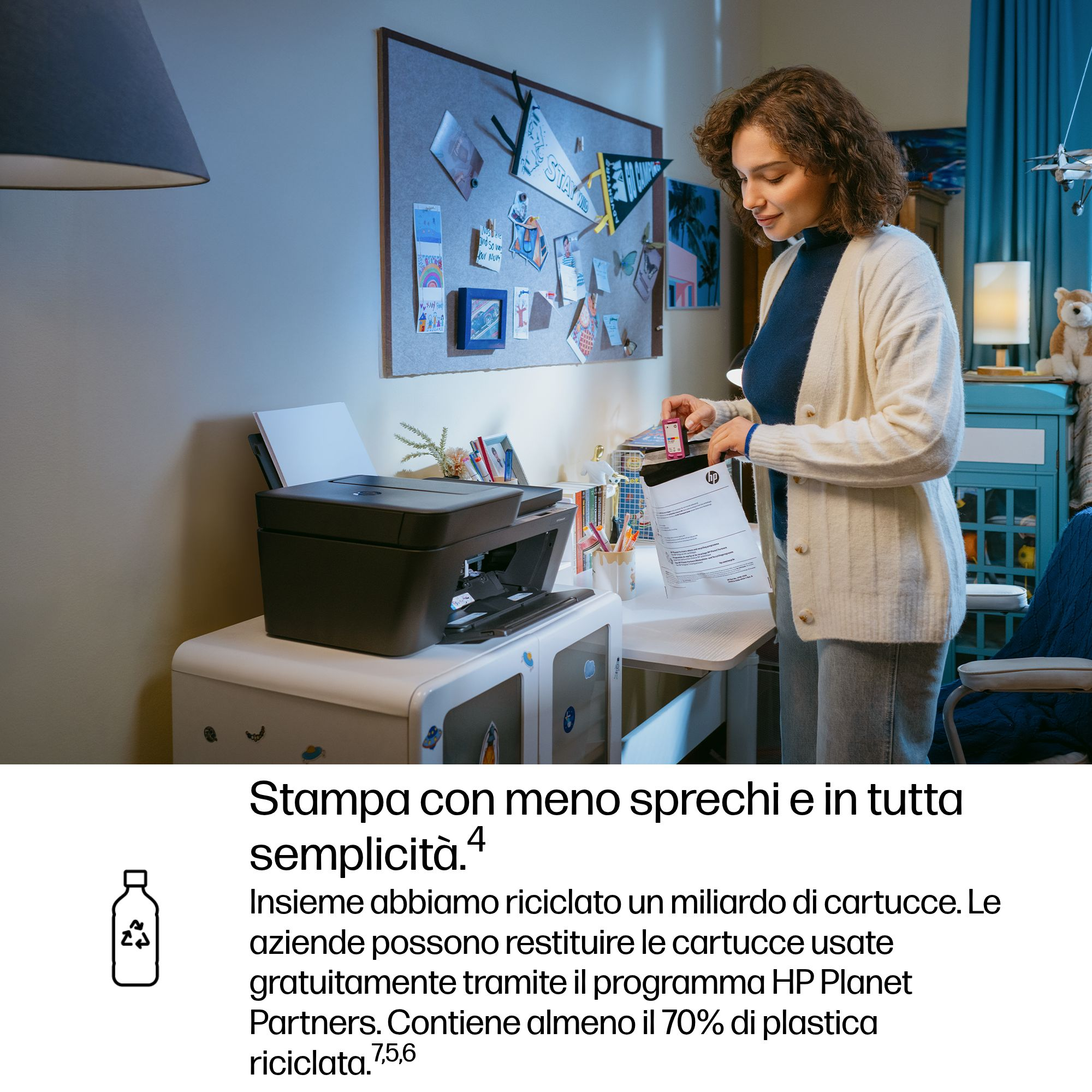 Una donna è in piedi a una scrivania con una stampante, tiene un documento.