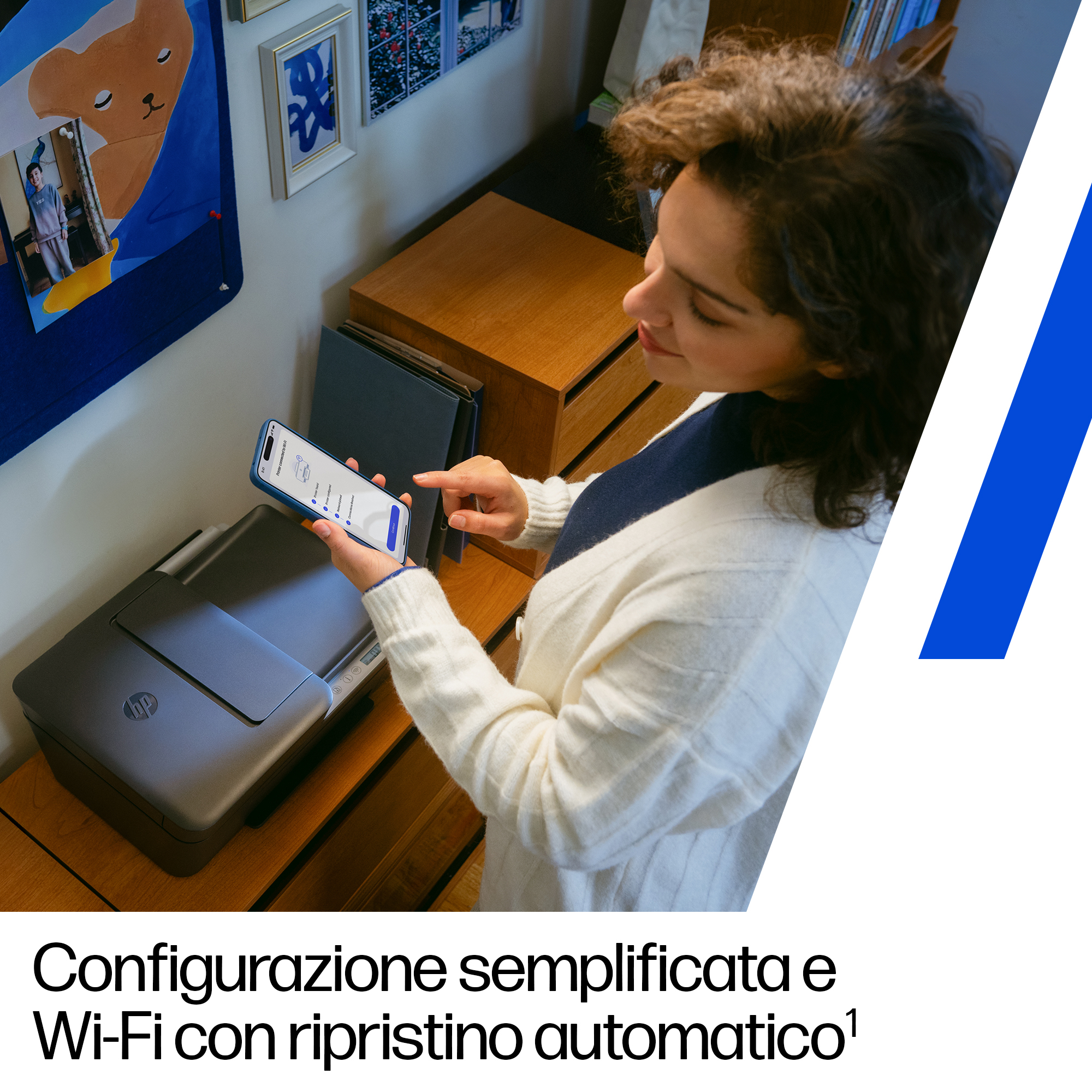 Una donna configura una stampante usando uno smartphone. Lo schermo mostra le opzioni Wi-Fi della stampante.