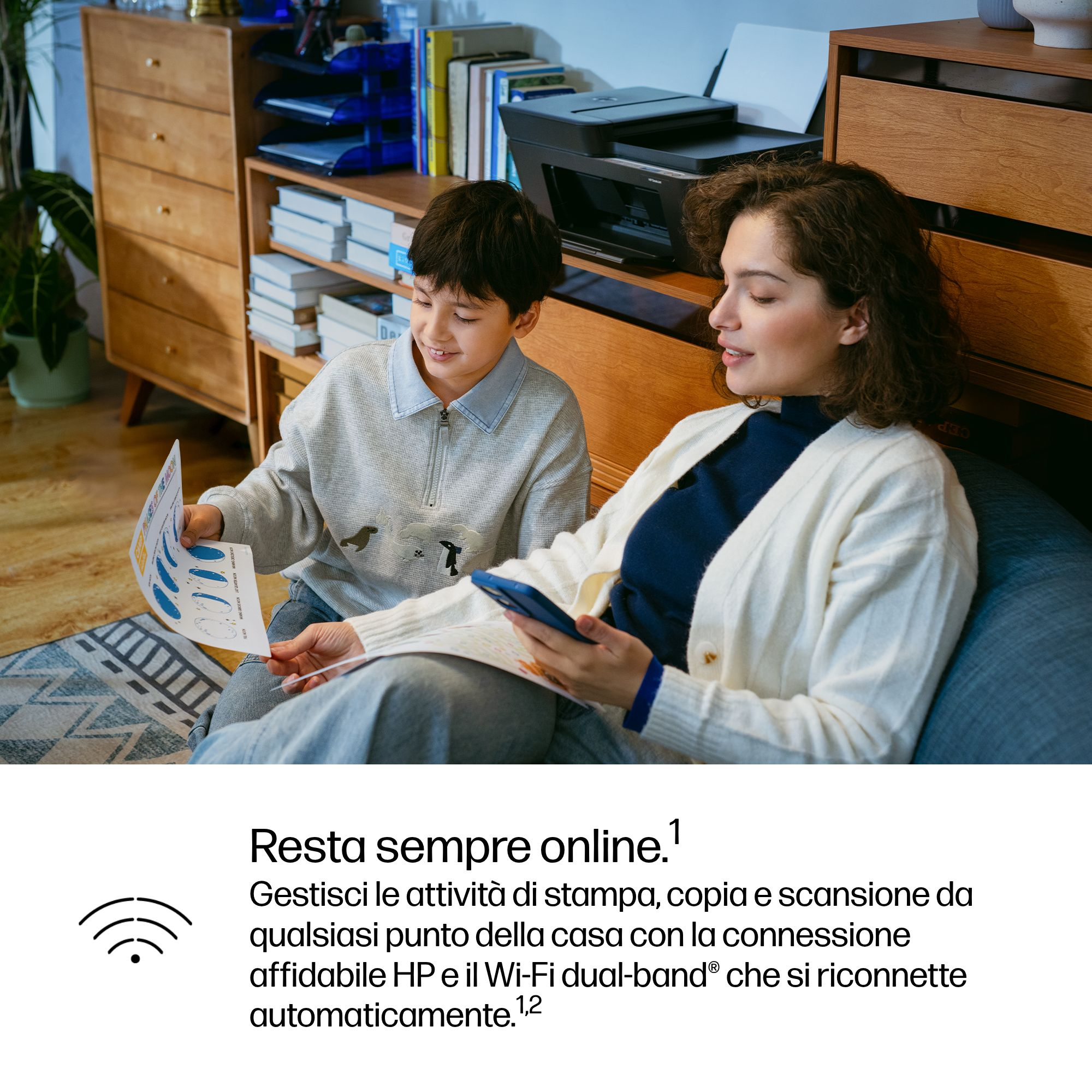 Madre e figlio sul divano guardano documenti.
