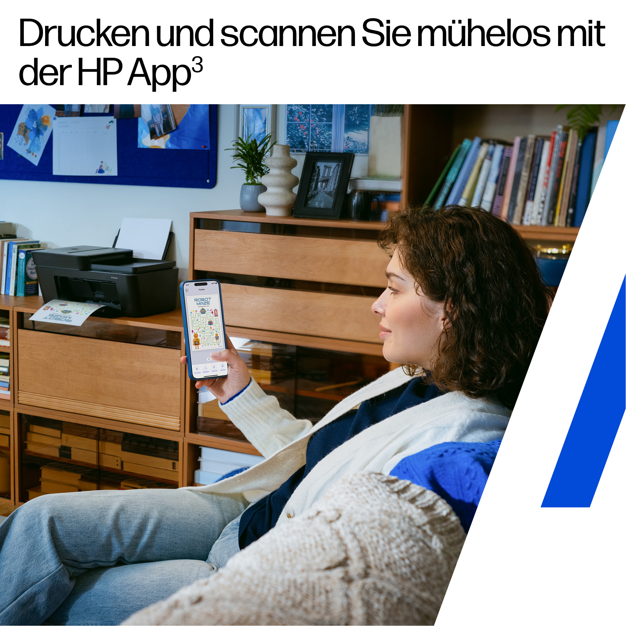 Frau bedient Drucker mit HP App auf Smartphone. Ein Blatt wird gedruckt.