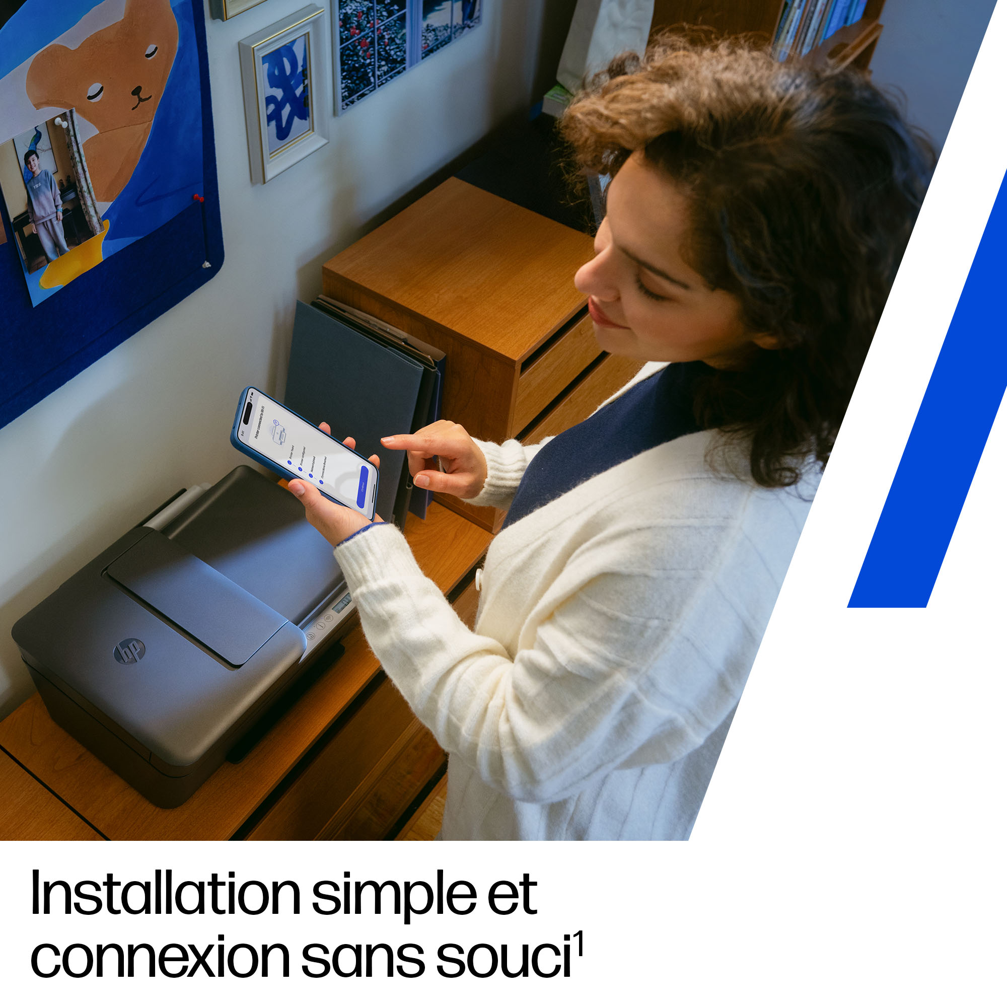 Une femme configure une imprimante avec son téléphone. L'écran indique 'Imprimante connectée au Wi-Fi'.