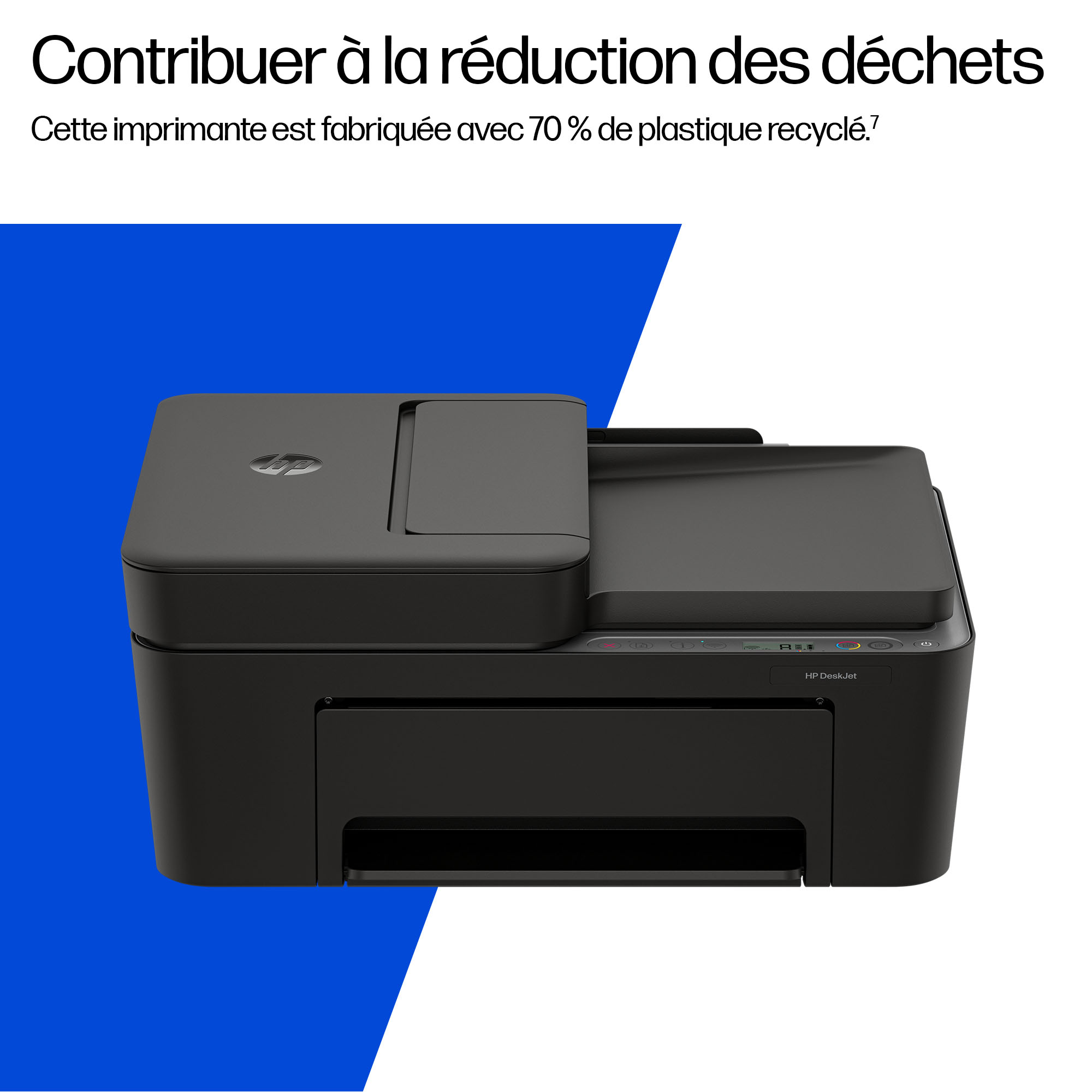 Imprimante HP DeskJet noire avec logo sur le dessus, sur fond bleu et blanc.