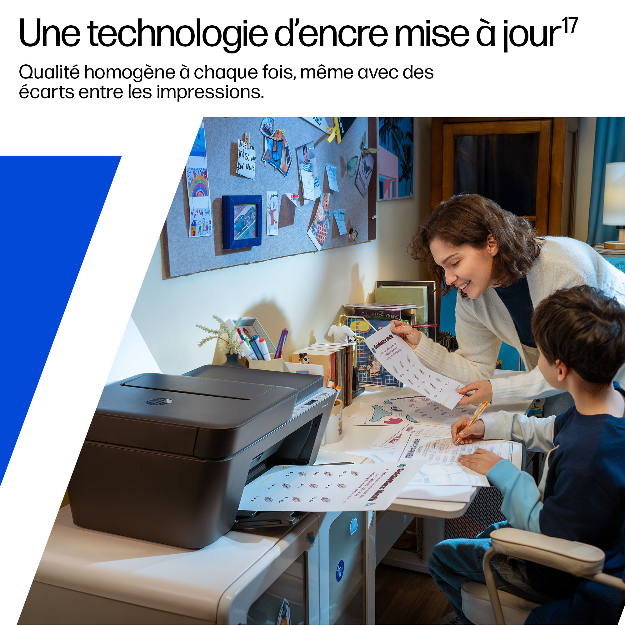 Une femme aide un garçon à faire ses devoirs à un bureau avec une imprimante.