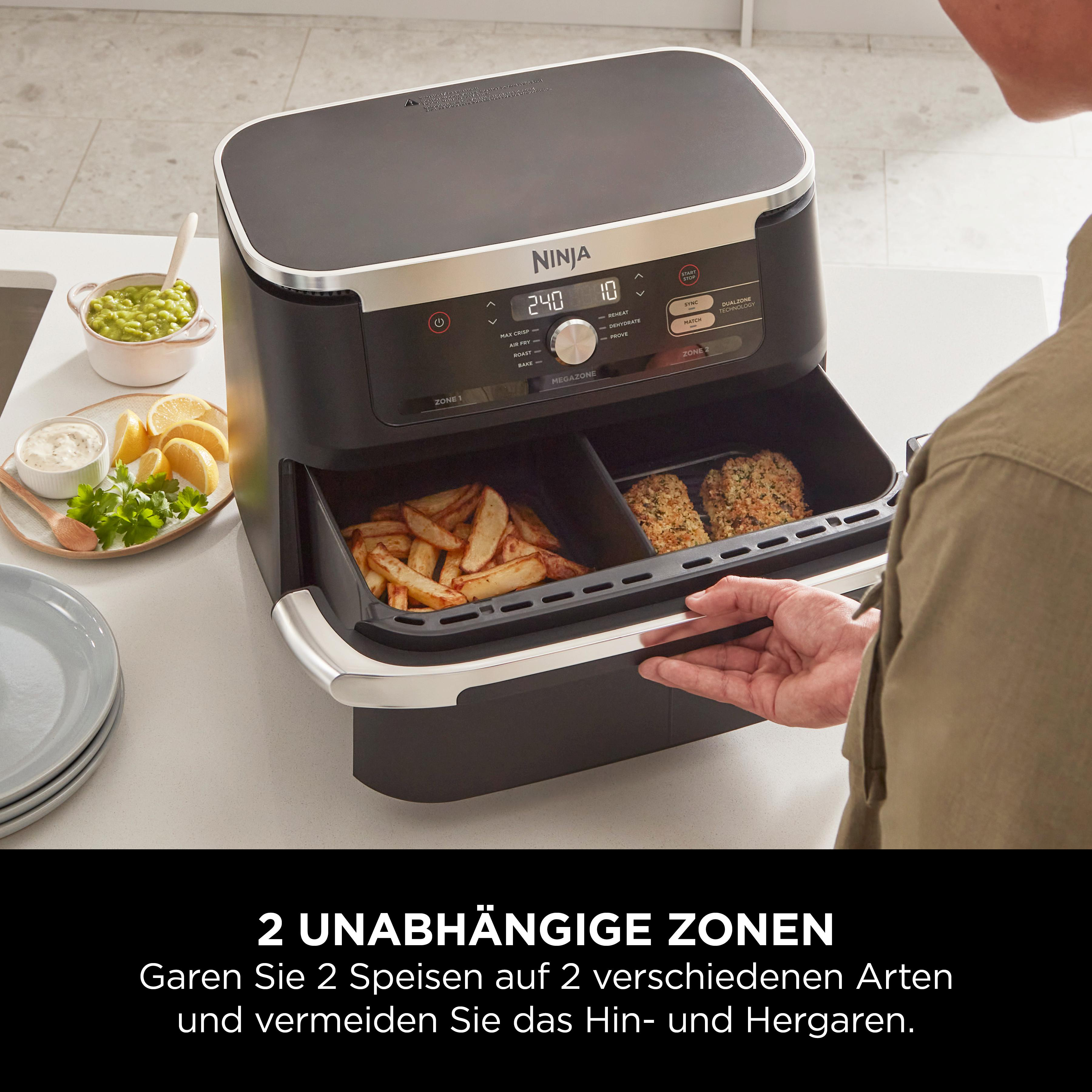 Ein Ninja Air Fryer mit zwei Zonen voller Pommes und paniertem Essen.