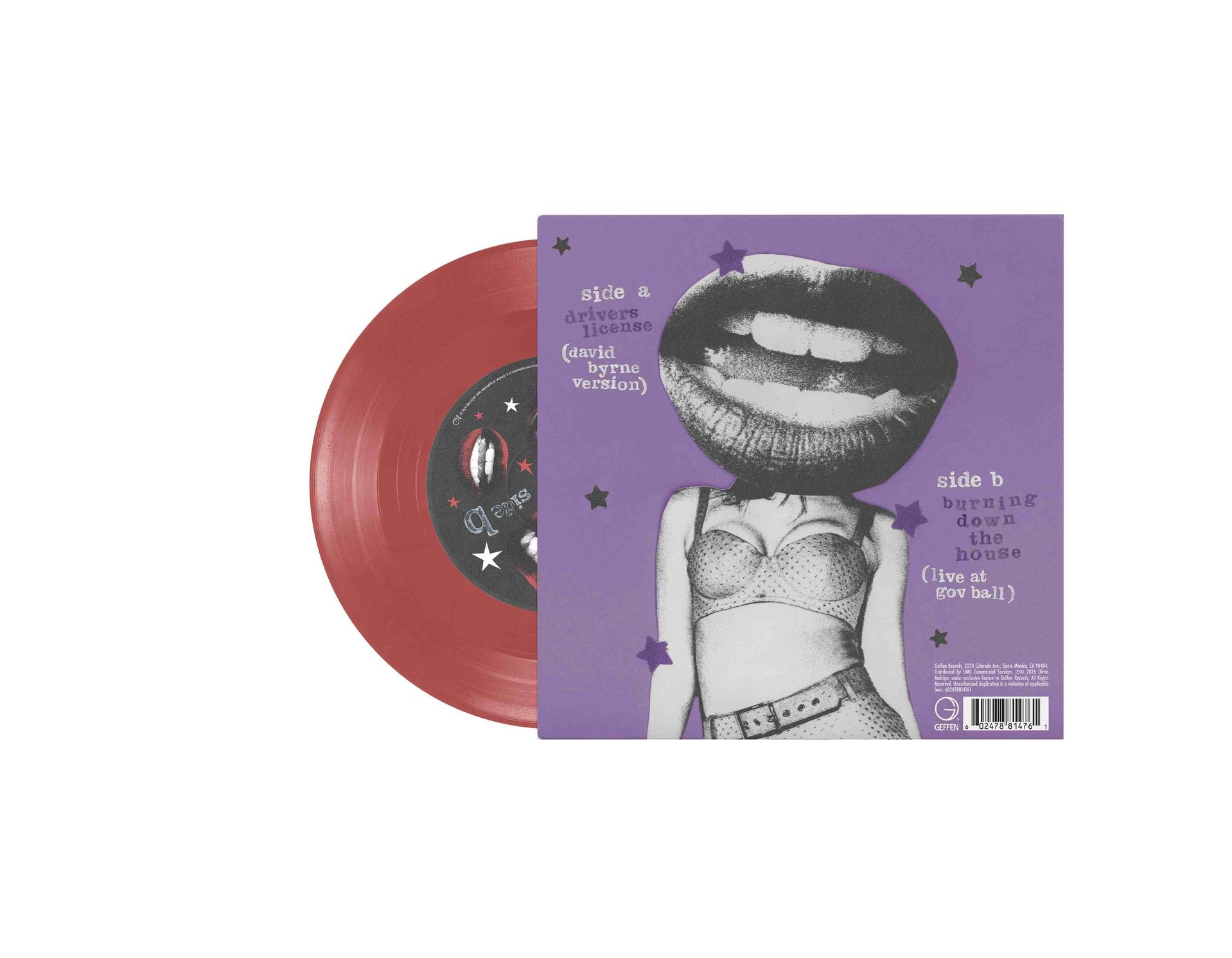 Rote Vinylplatte neben einem lila Plattencover mit großem Mund und Torso.