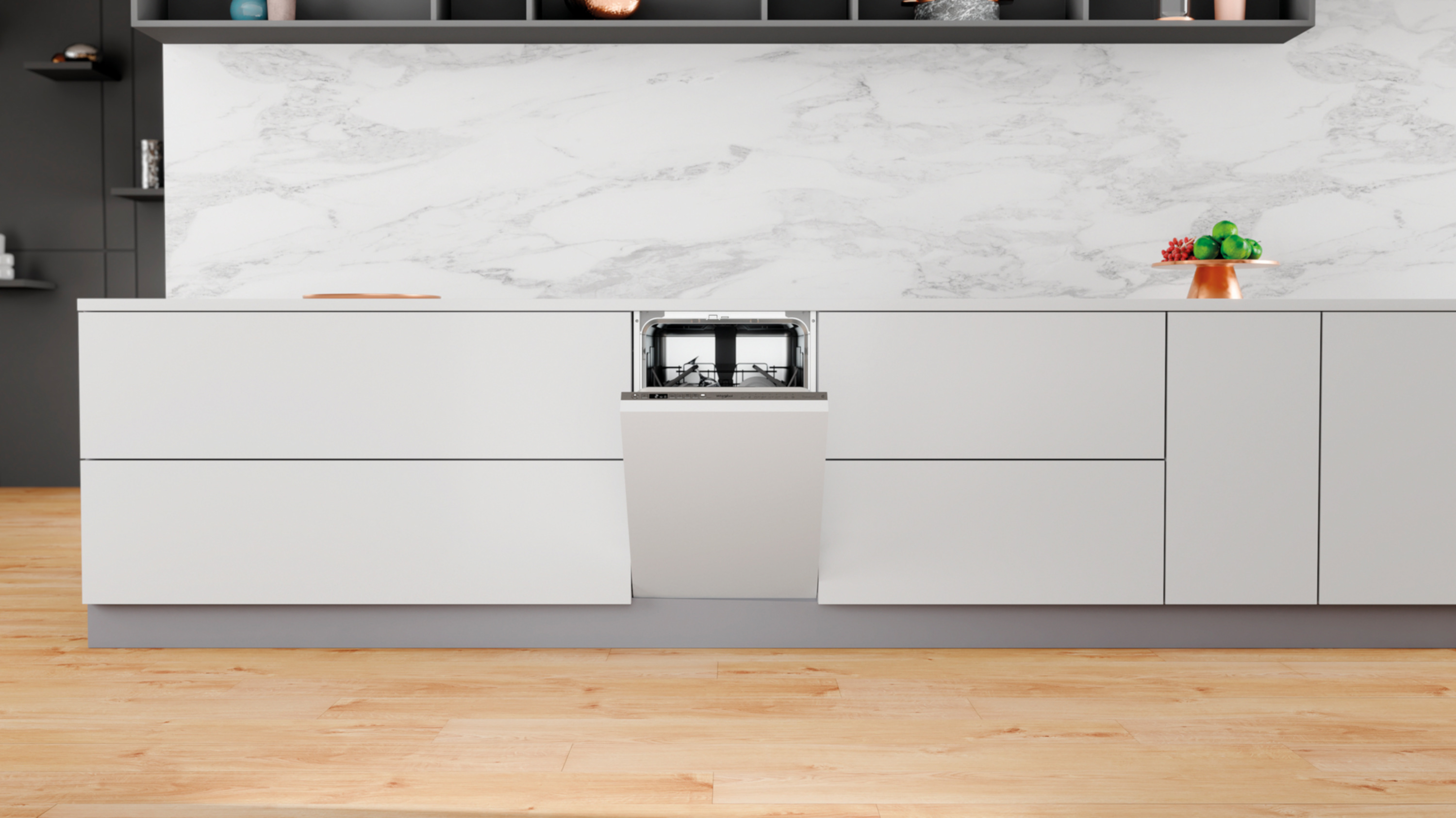 Nowoczesna szafka kuchenna z otwartą zmywarką, marmurowym panelem i drewnianą podłogą.