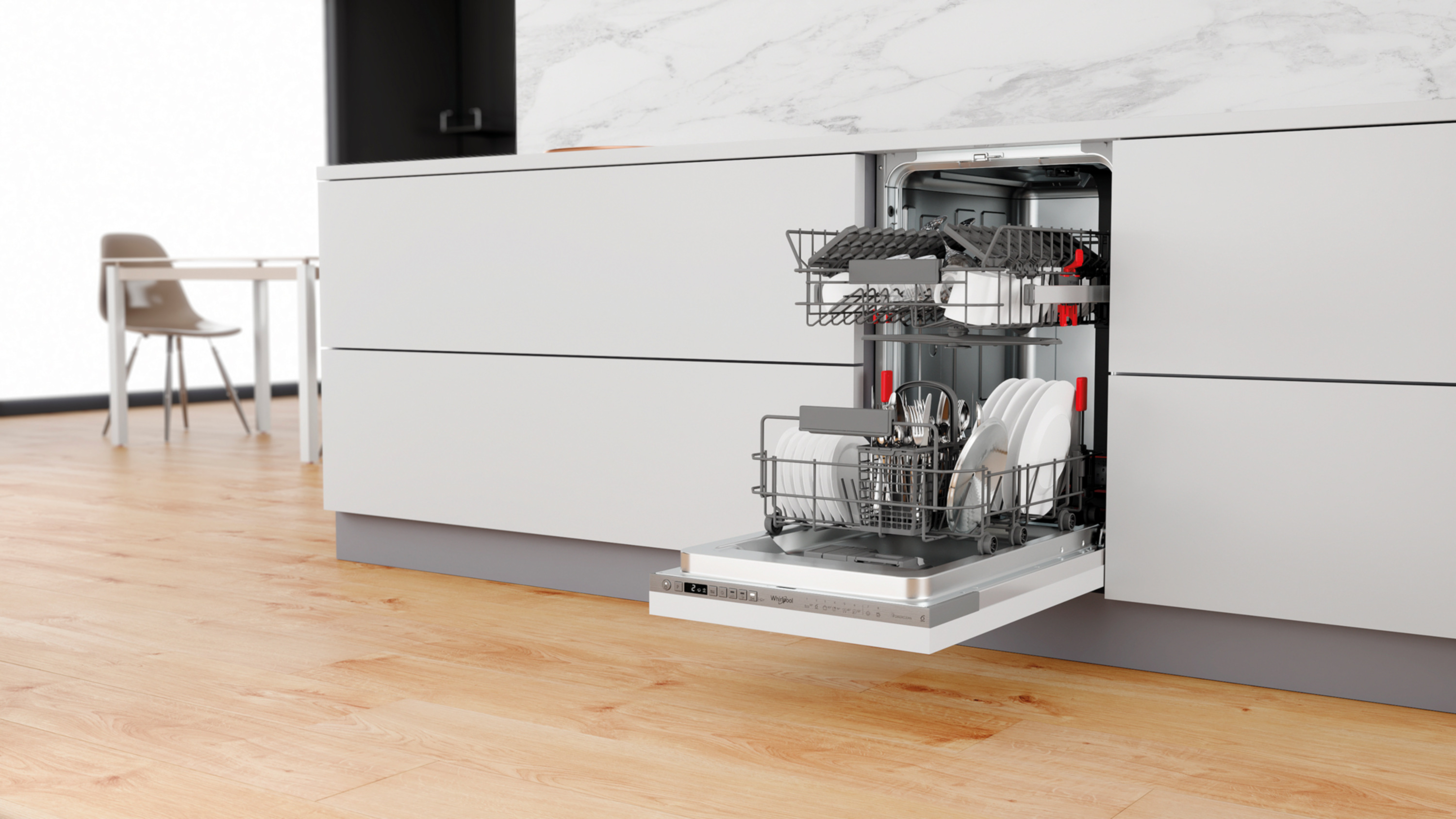 Otwarta zmywarka z białymi naczyniami, sztućcami i koszami na drewnianej podłodze.